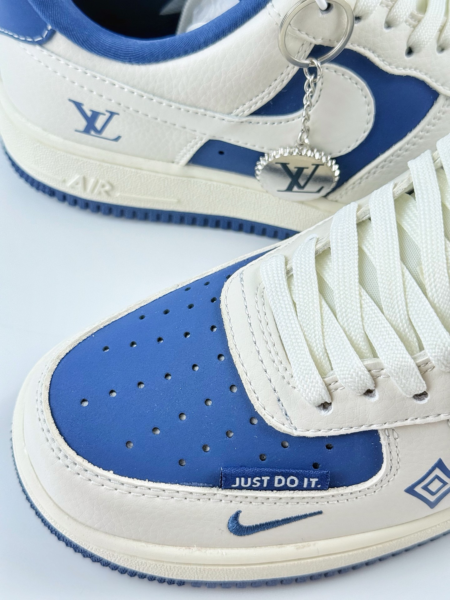 Nike Air Force 1 Low 07 x Louis Vuitton 白蓝小钩 KK1988-084