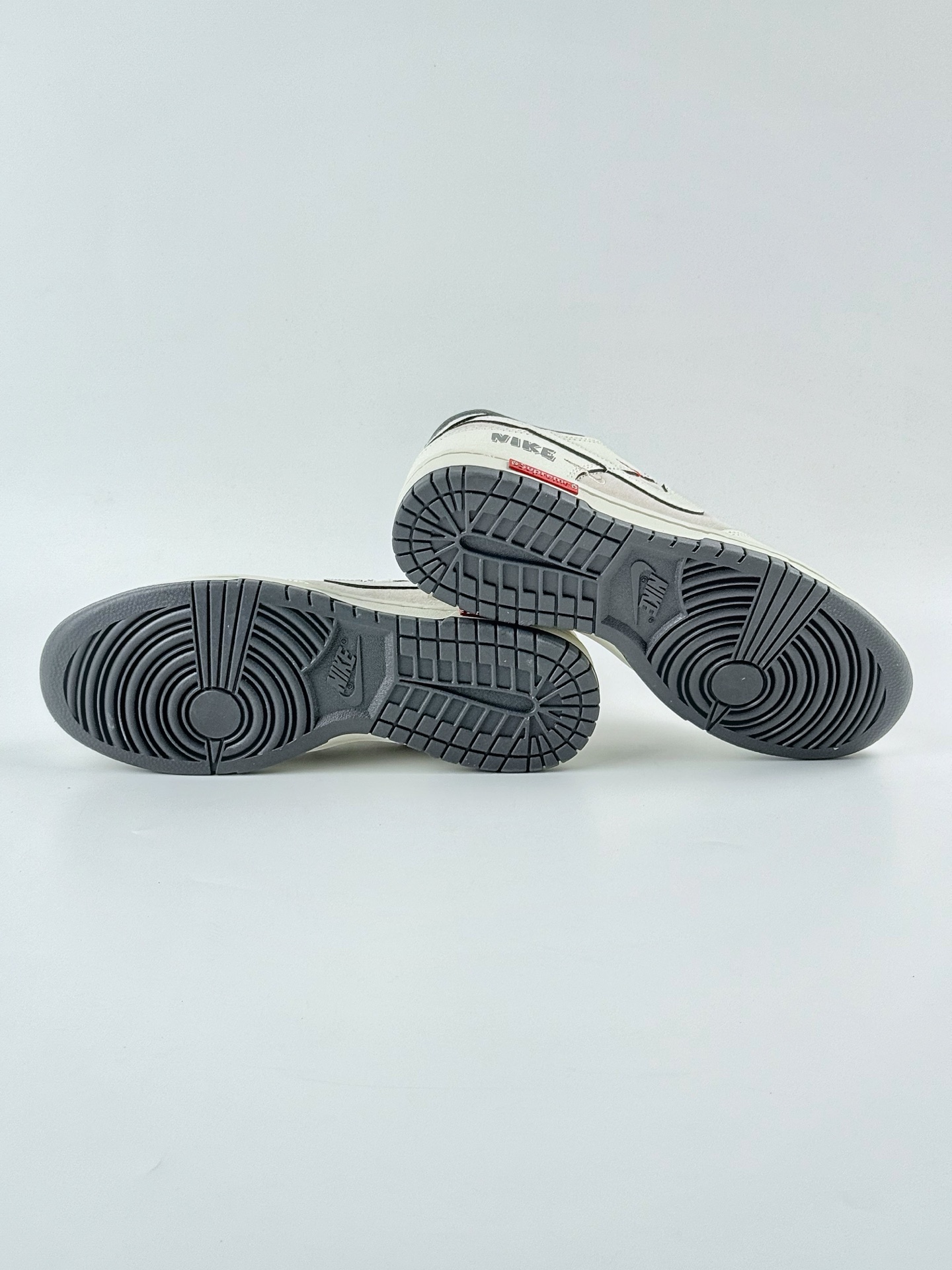 Nike SB Dunk Low x Supreme 白灰红三小钩满天星 SC9207-412