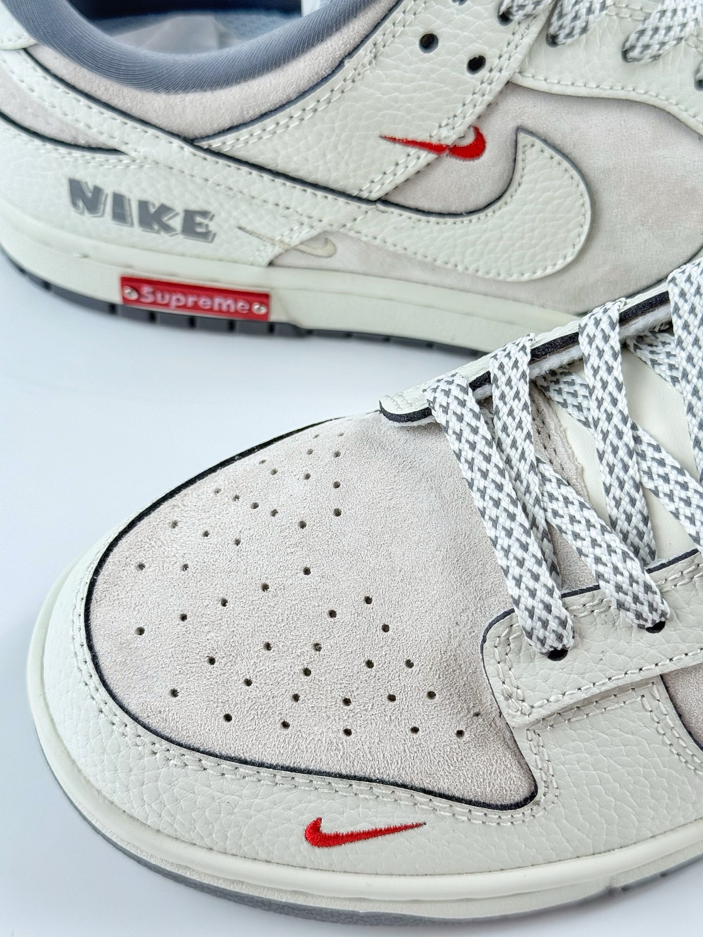Nike SB Dunk Low x Supreme 白灰红三小钩满天星 SC9207-412