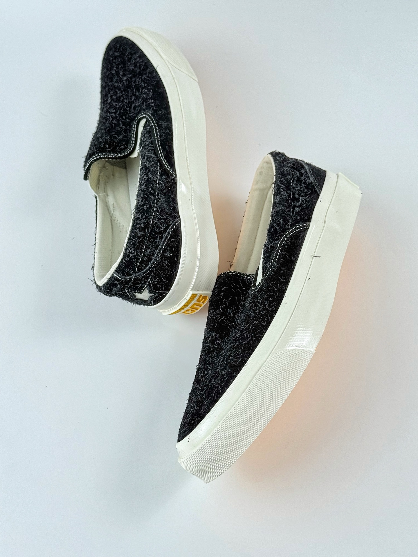 Tyler x GOLF WANG联名:One Star回归 与Tyler之前的Converse联名鞋款一样 这双 GOLF WANG x One Star CC Slip Pro充满了丰富的色彩和纹理