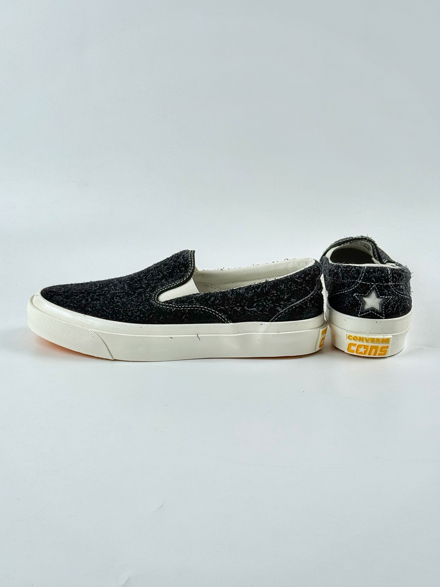 Tyler x GOLF WANG联名:One Star回归 与Tyler之前的Converse联名鞋款一样 这双 GOLF WANG x One Star CC Slip Pro充满了丰富的色彩和纹理