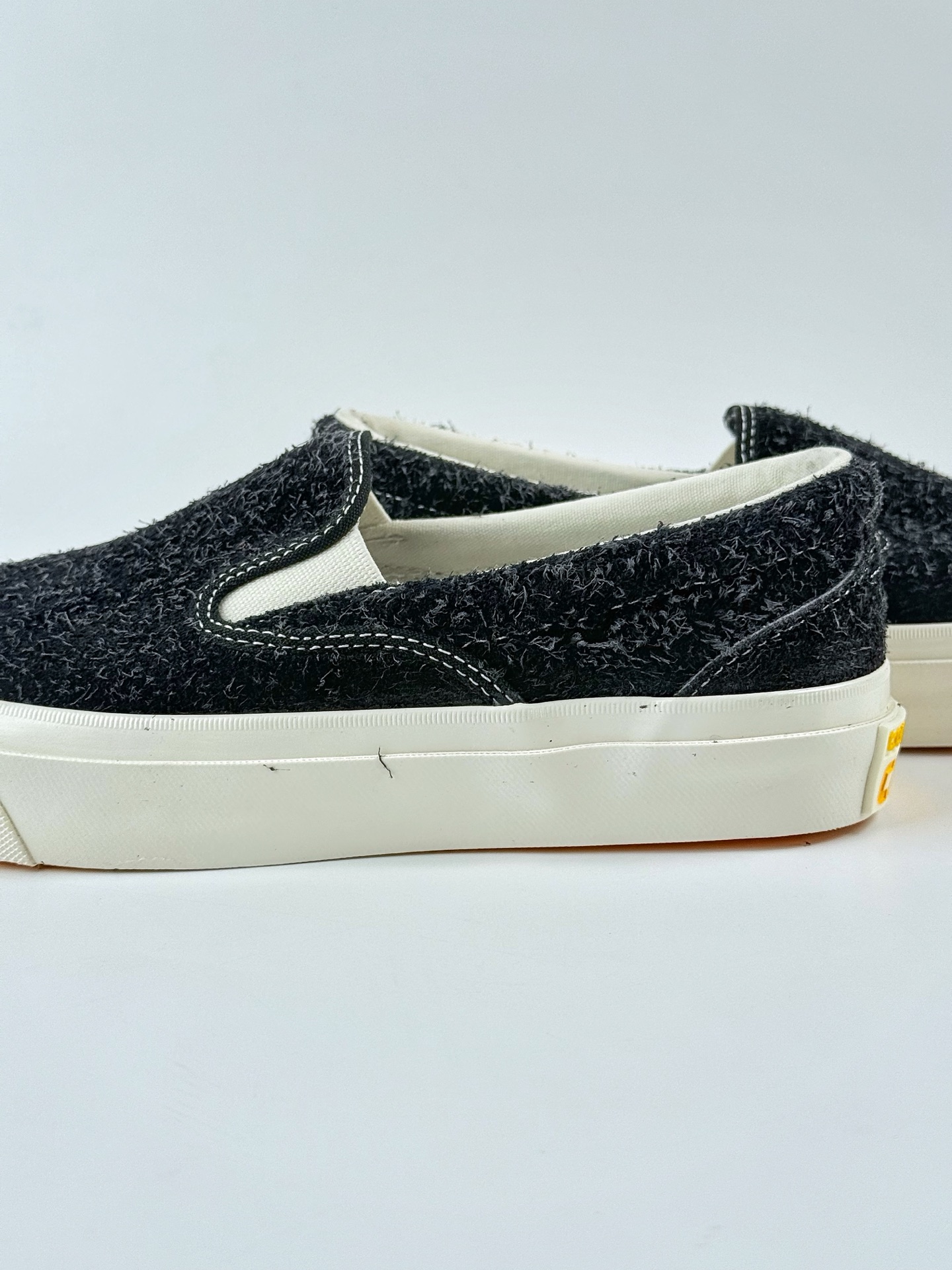 Tyler x GOLF WANG联名:One Star回归 与Tyler之前的Converse联名鞋款一样 这双 GOLF WANG x One Star CC Slip Pro充满了丰富的色彩和纹理