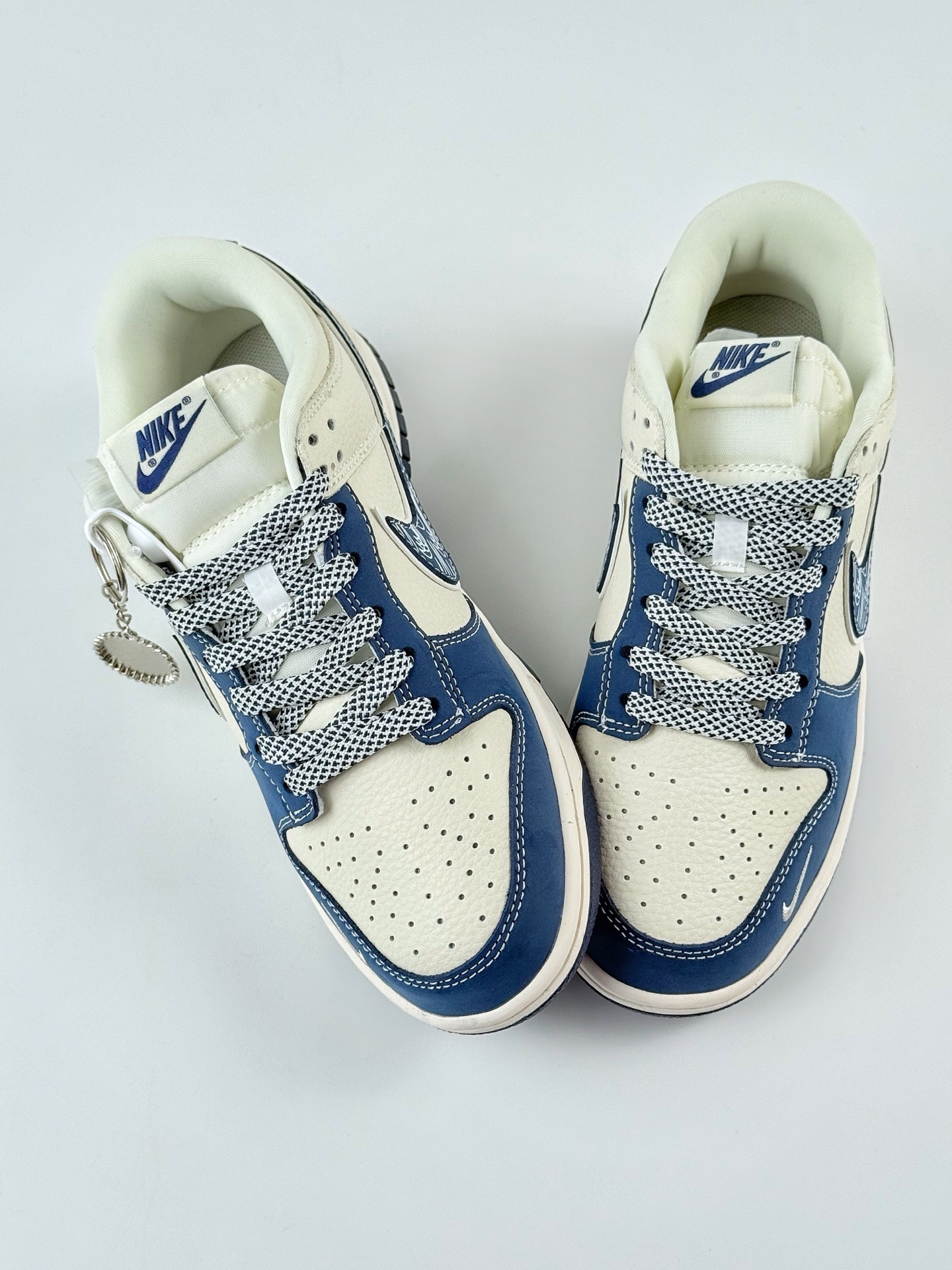 280 Nike SB Dunk Low x Supreme 蓝白小勾满天星 LW1818-116