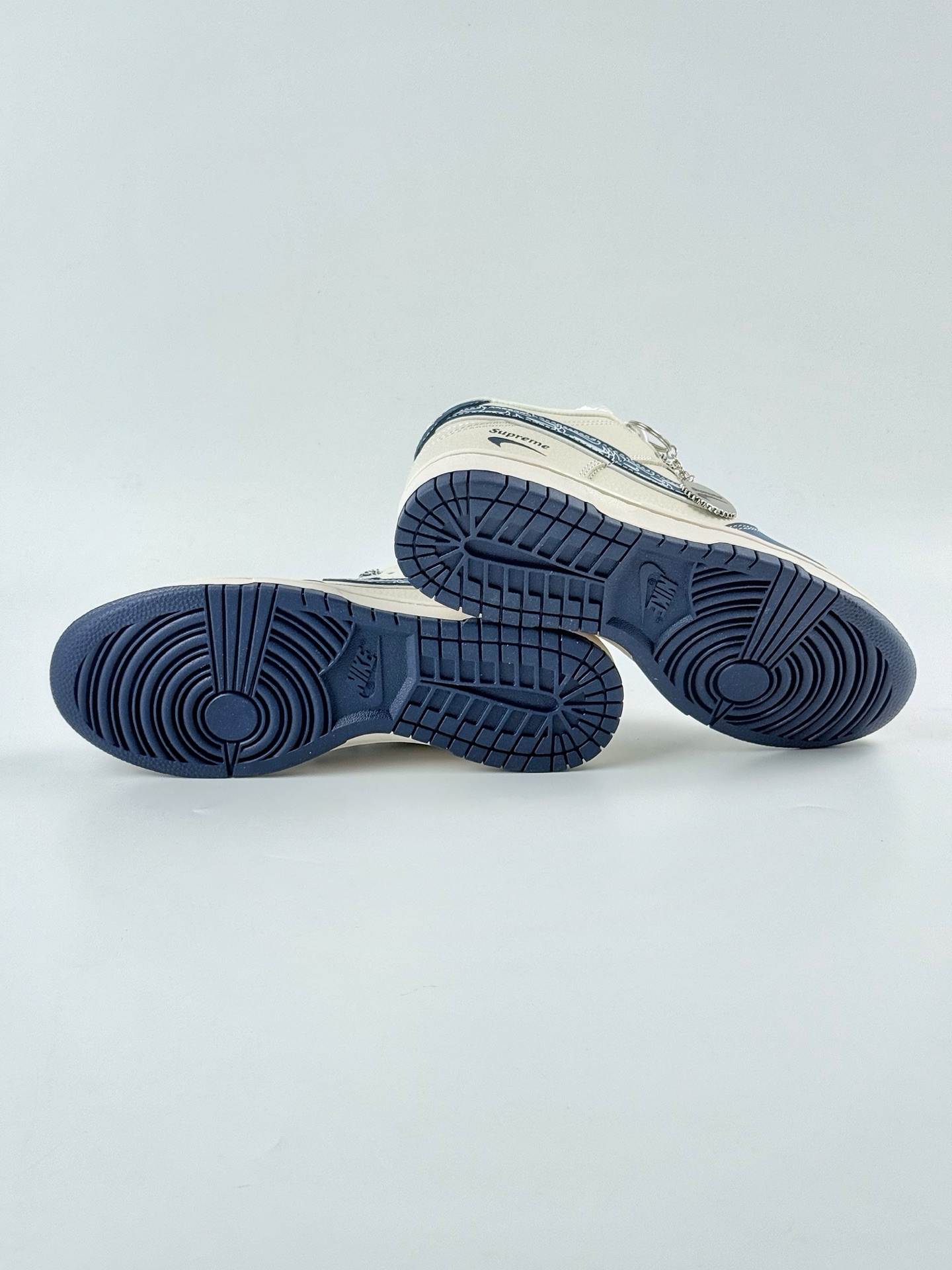 280 Nike SB Dunk Low x Supreme 蓝白小勾满天星 LW1818-116
