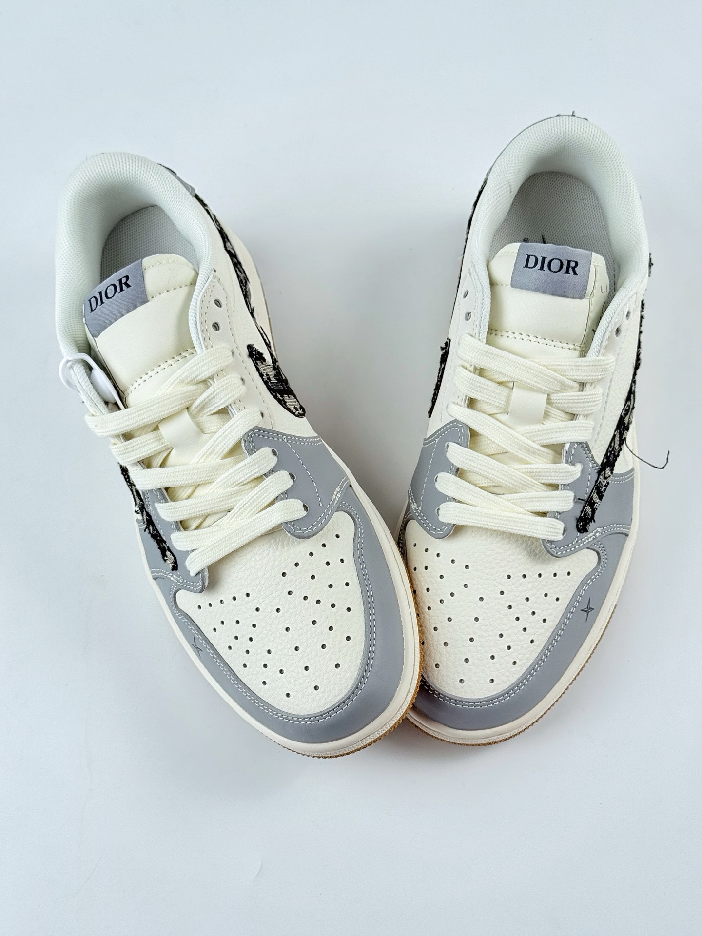240 Travis Scott x Nike Air Jordan 1 Low x DIOR Air Jordan 1 Low 反转灰白黑满天星倒钩 XF8698-077