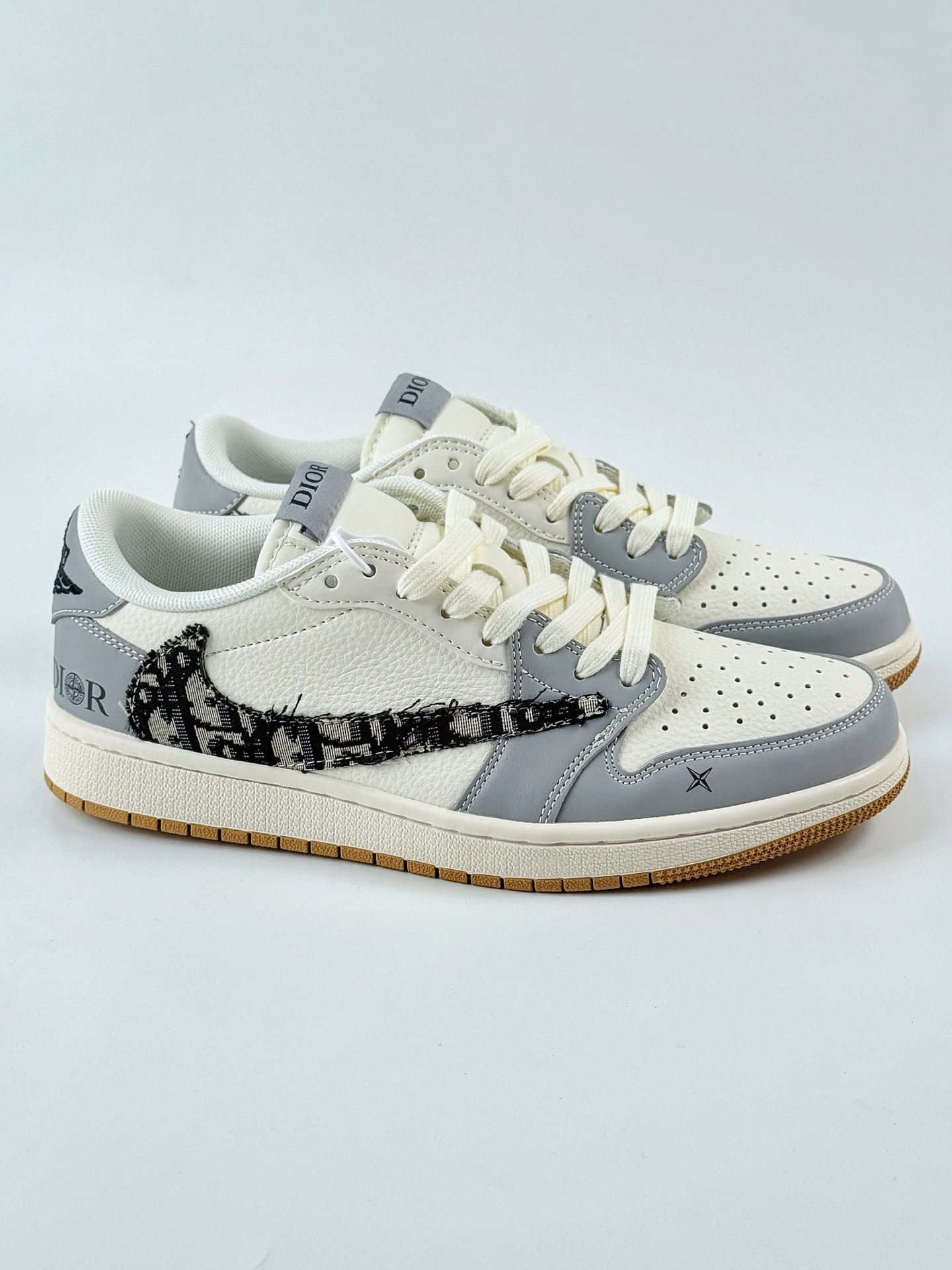240 Travis Scott x Nike Air Jordan 1 Low x DIOR Air Jordan 1 Low 反转灰白黑满天星倒钩 XF8698-077