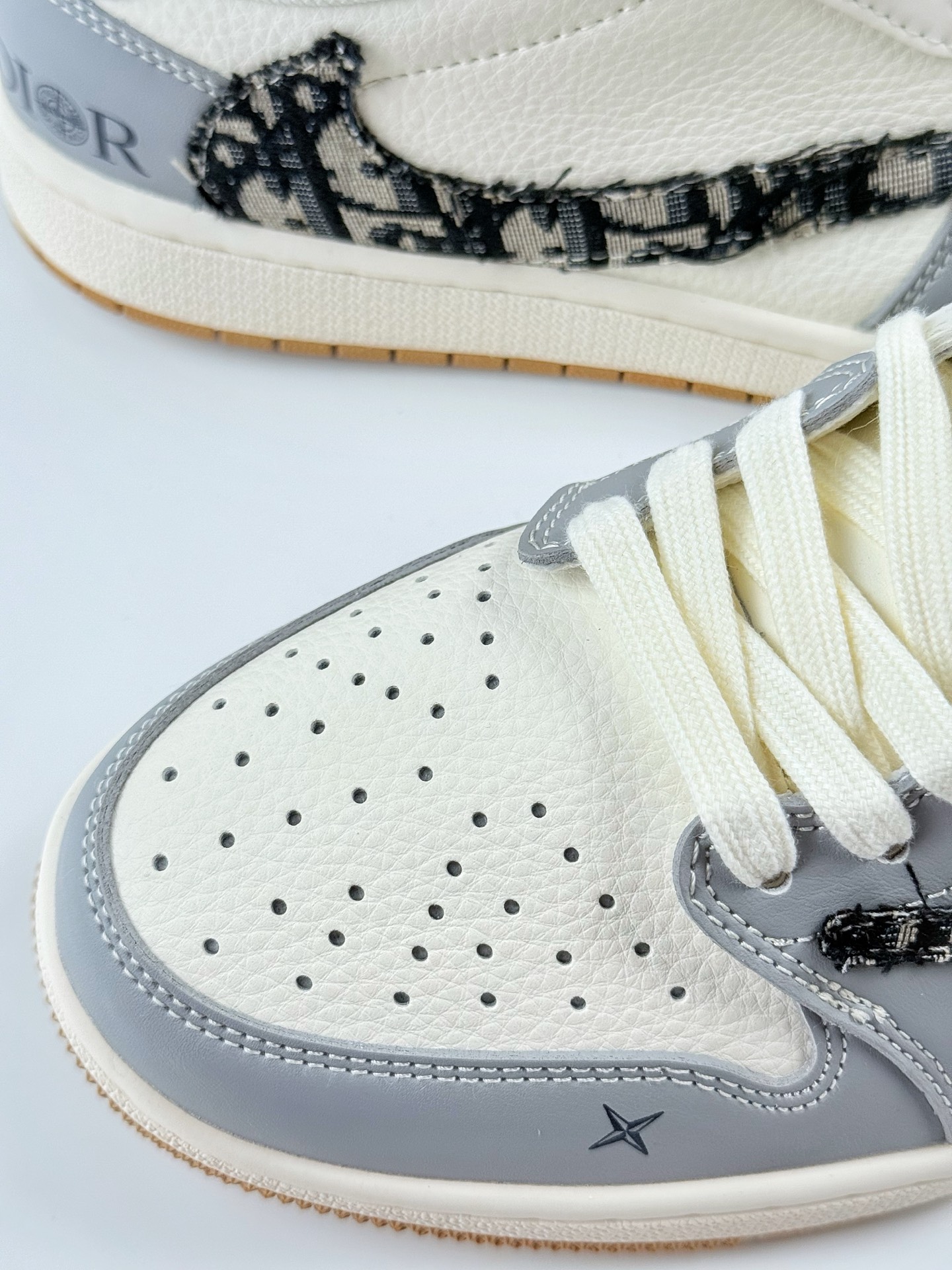 240 Travis Scott x Nike Air Jordan 1 Low x DIOR Air Jordan 1 Low 反转灰白黑满天星倒钩 XF8698-077