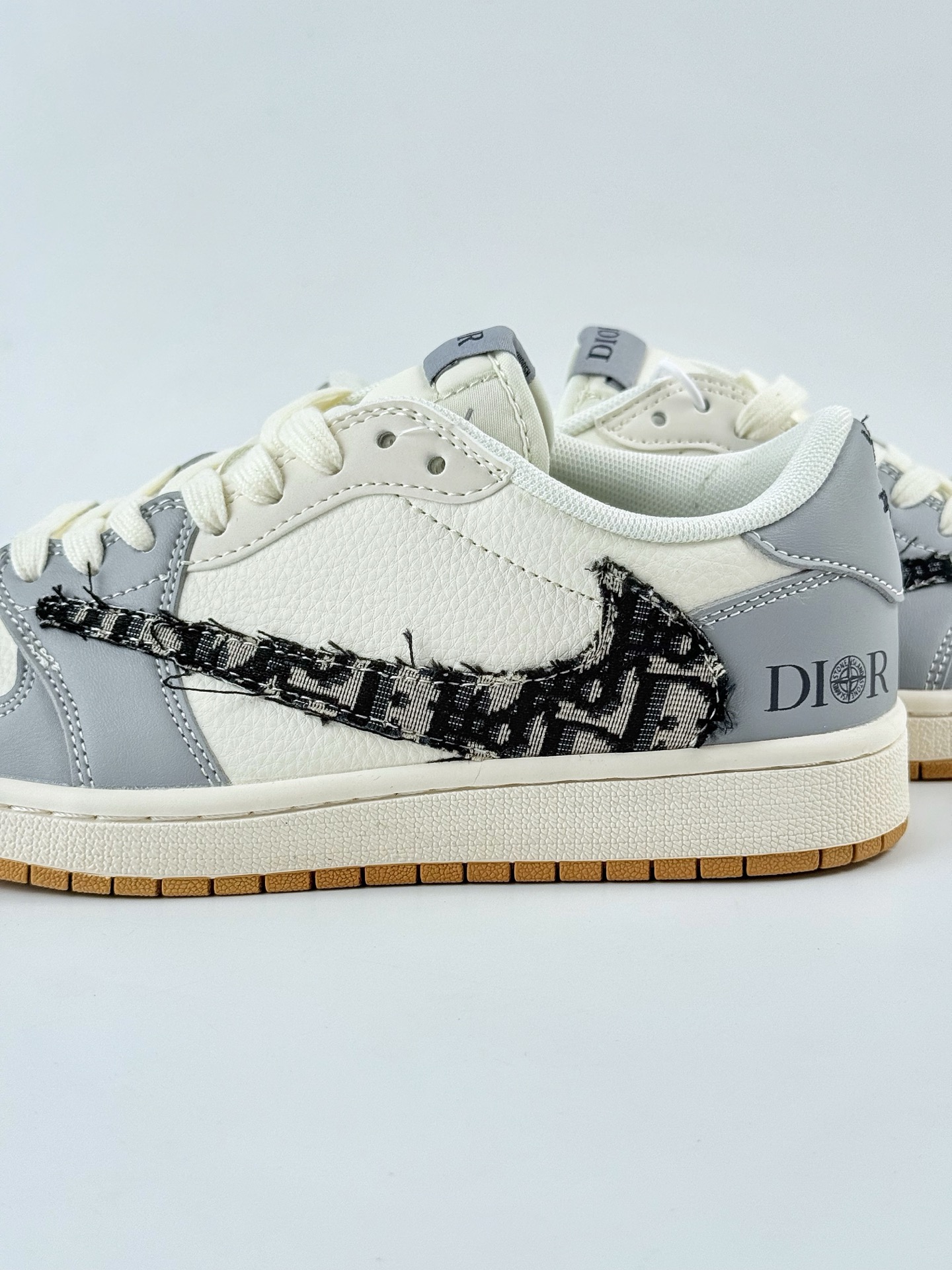 240 Travis Scott x Nike Air Jordan 1 Low x DIOR Air Jordan 1 Low 反转灰白黑满天星倒钩 XF8698-077
