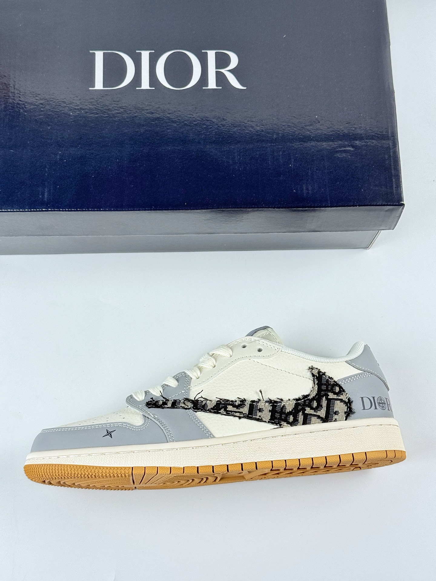 240 Travis Scott x Nike Air Jordan 1 Low x DIOR Air Jordan 1 Low 反转灰白黑满天星倒钩 XF8698-077