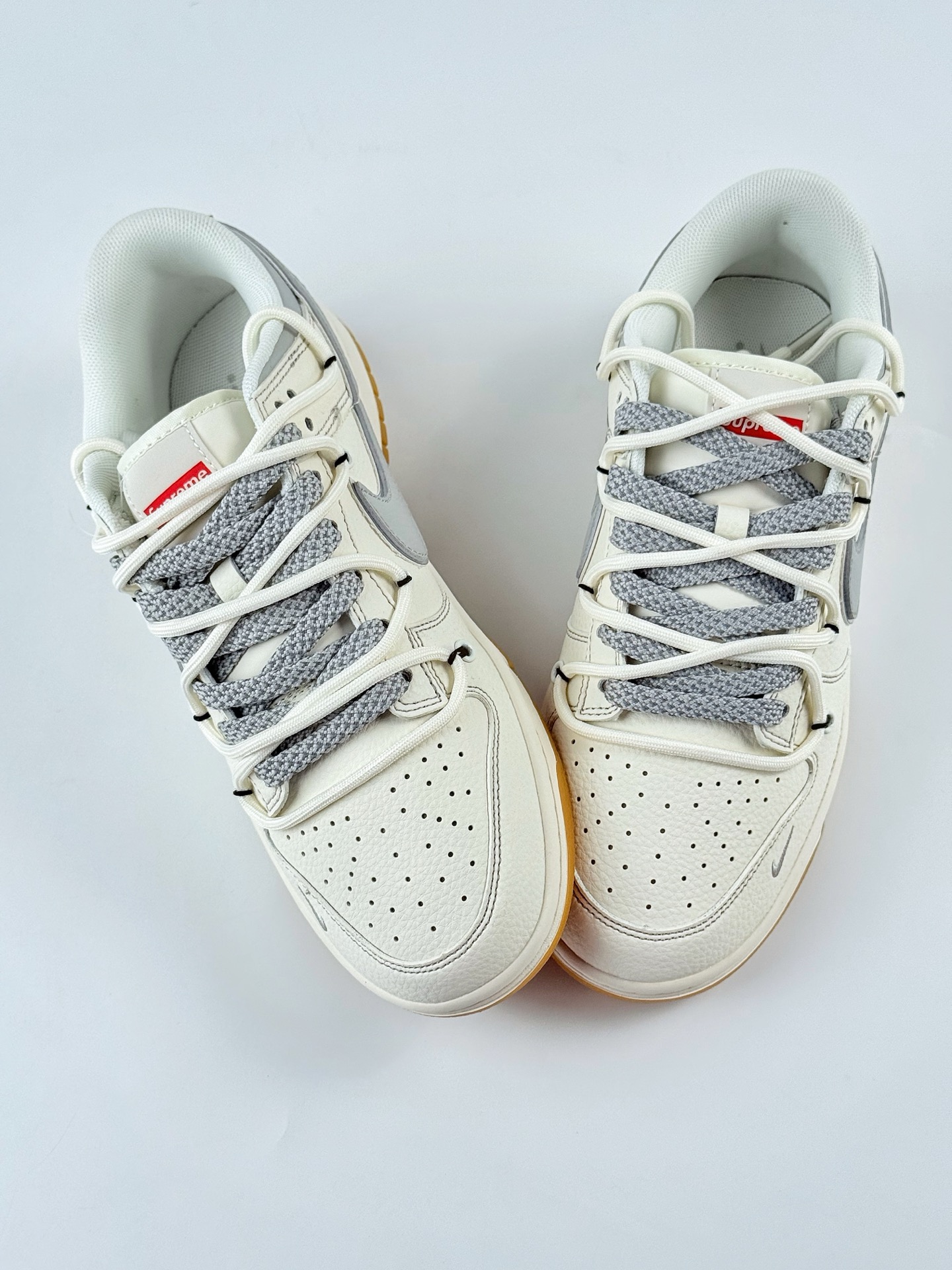 290 Nike SB Dunk Low x Supreme 白灰红三小钩满天星 FC1688-215