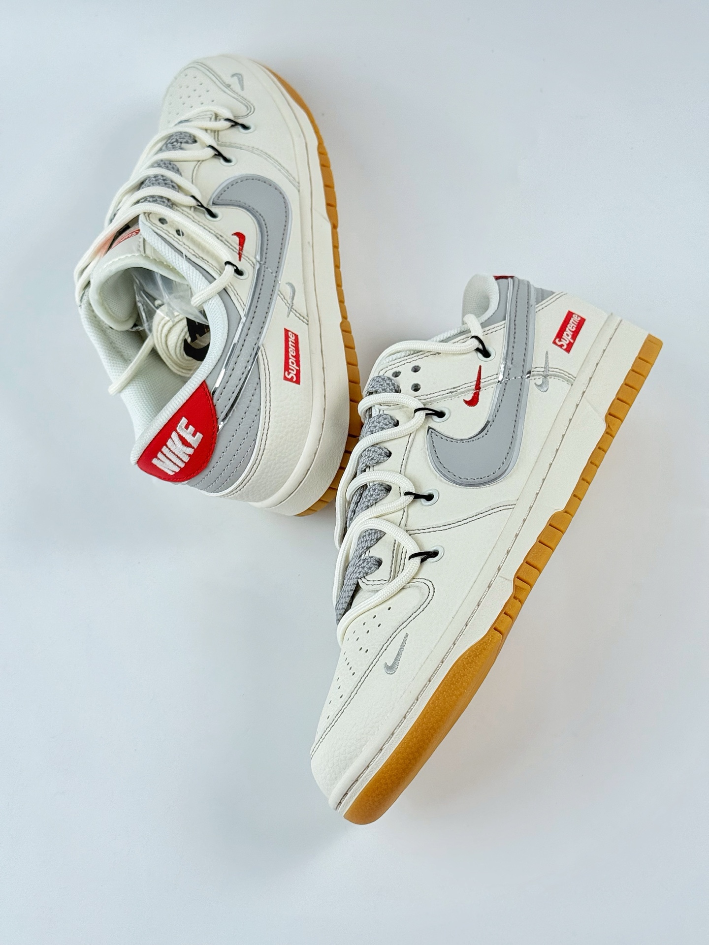 290 Nike SB Dunk Low x Supreme 白灰红三小钩满天星 FC1688-215