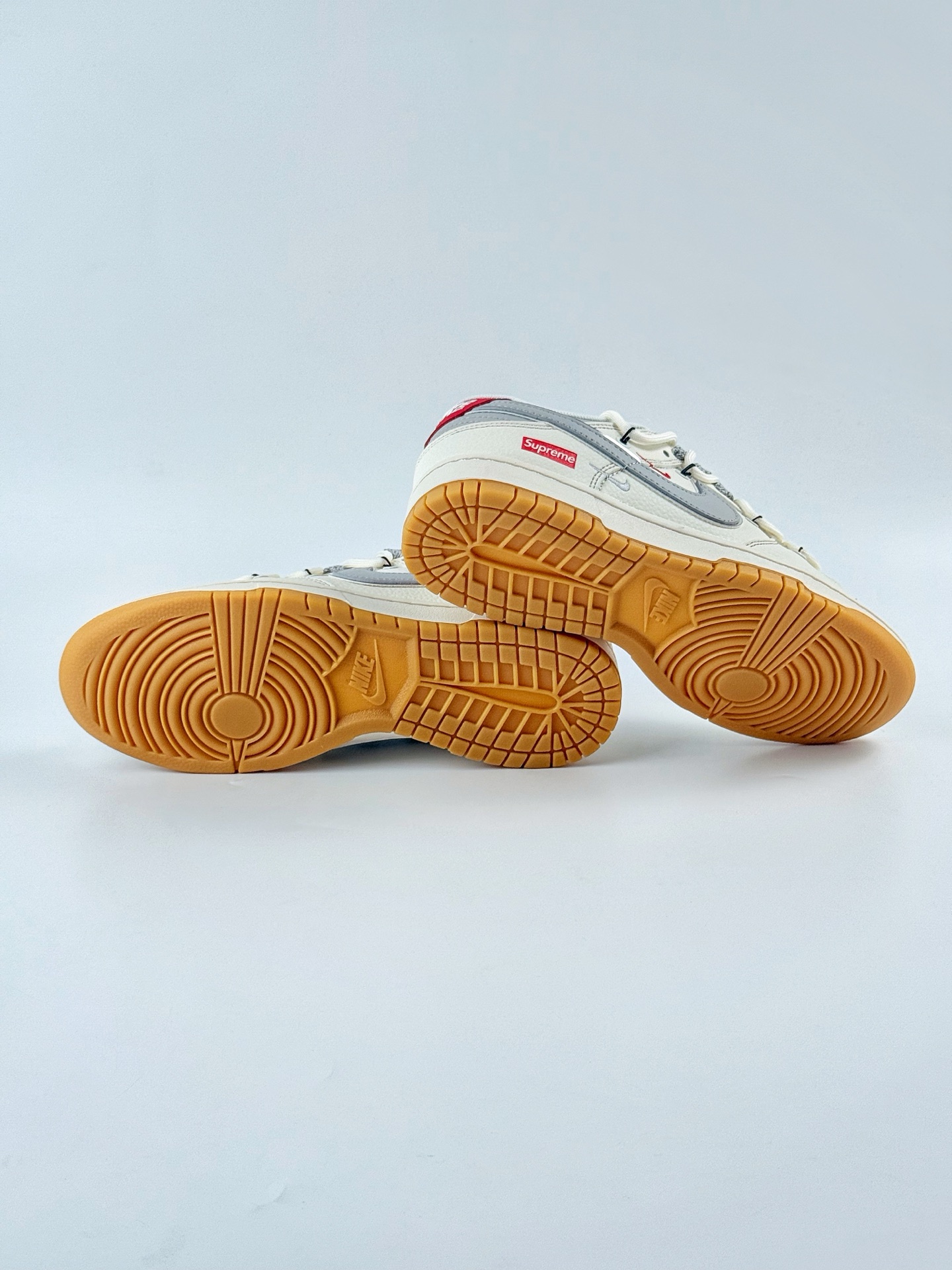 290 Nike SB Dunk Low x Supreme 白灰红三小钩满天星 FC1688-215
