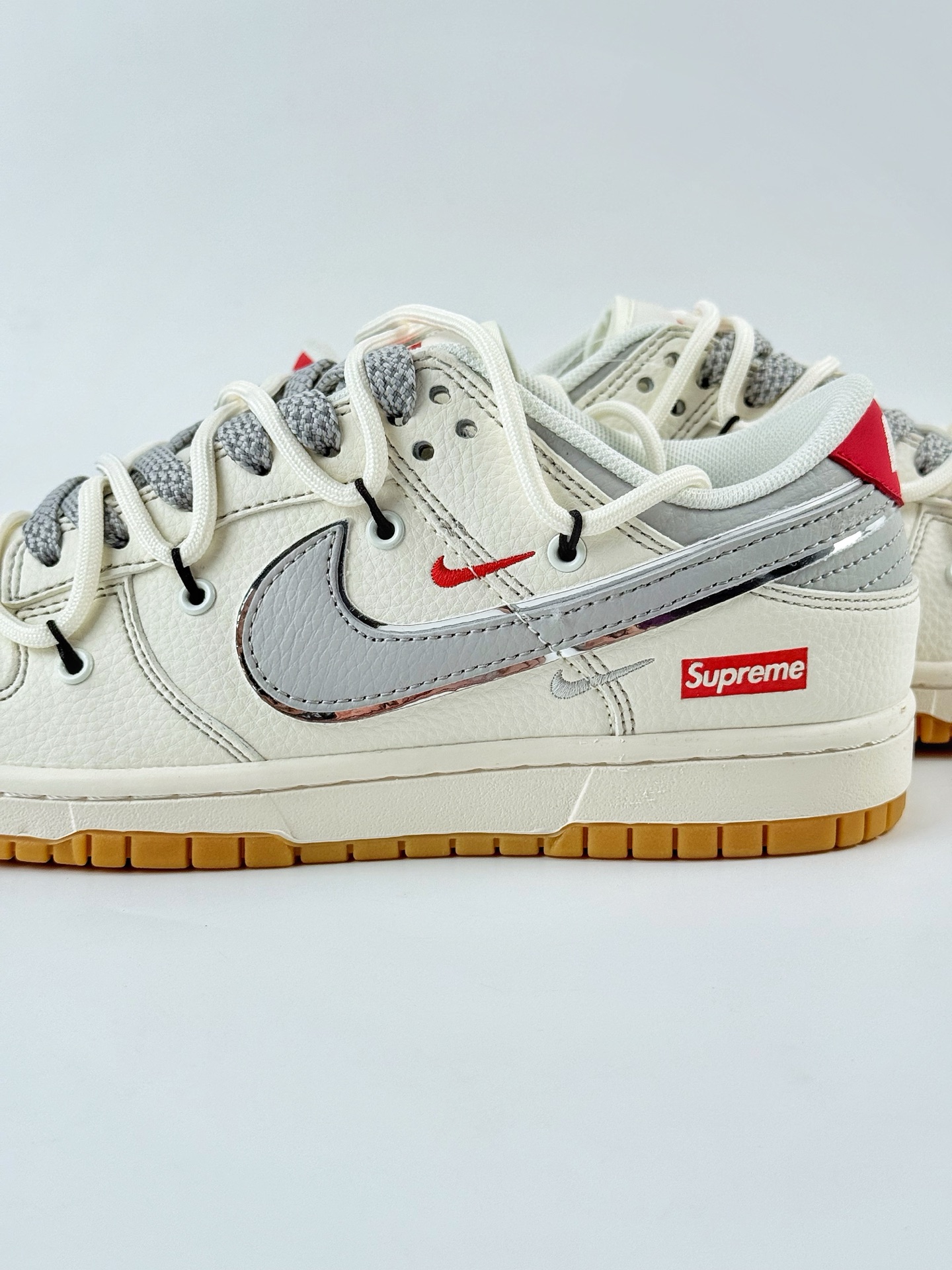 290 Nike SB Dunk Low x Supreme 白灰红三小钩满天星 FC1688-215