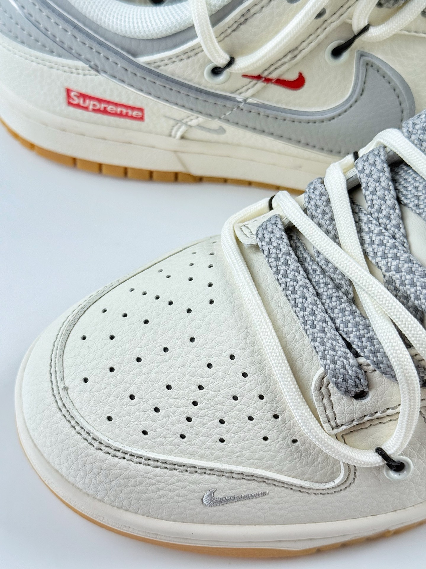 290 Nike SB Dunk Low x Supreme 白灰红三小钩满天星 FC1688-215