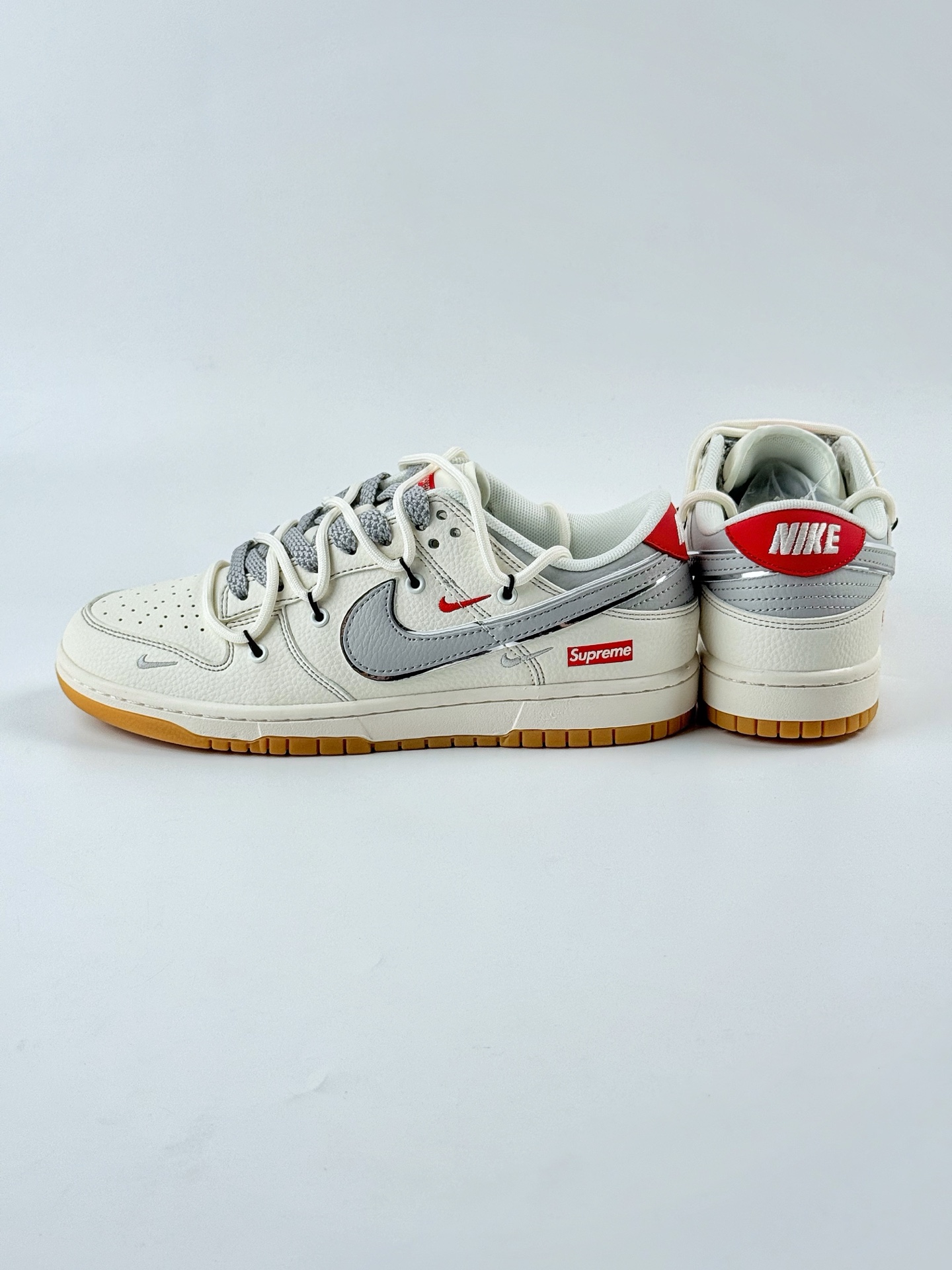 290 Nike SB Dunk Low x Supreme 白灰红三小钩满天星 FC1688-215
