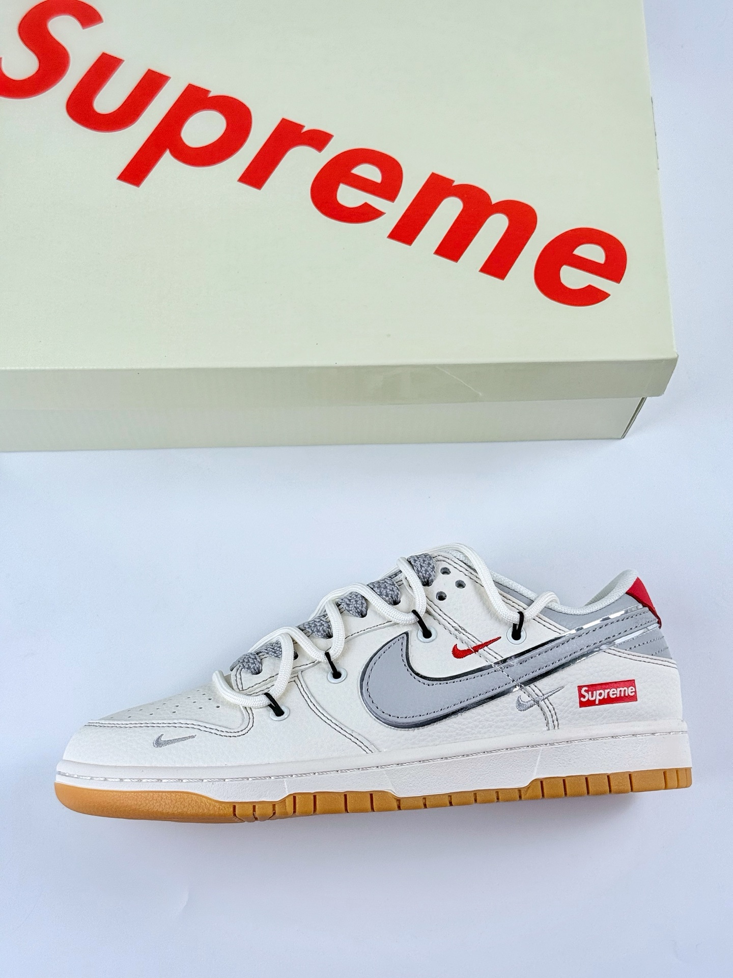 290 Nike SB Dunk Low x Supreme 白灰红三小钩满天星 FC1688-215