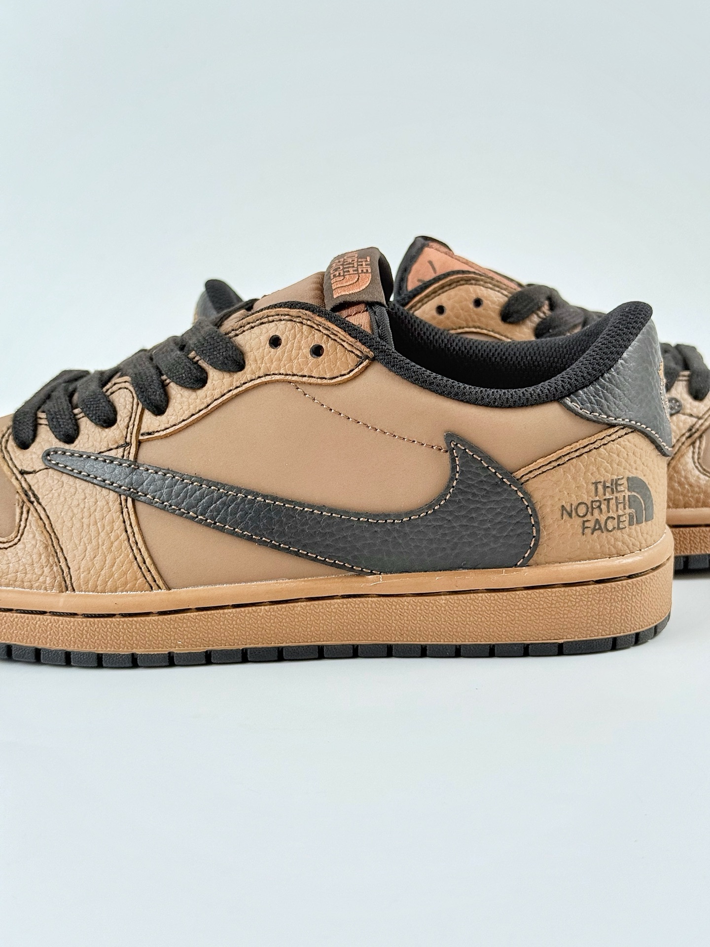 260 Travis Scott x Nike Air Jordan 1 Low x The North Face Air Jordan 1 Low 反转棕黑小钩倒钩 XZ5749-011
