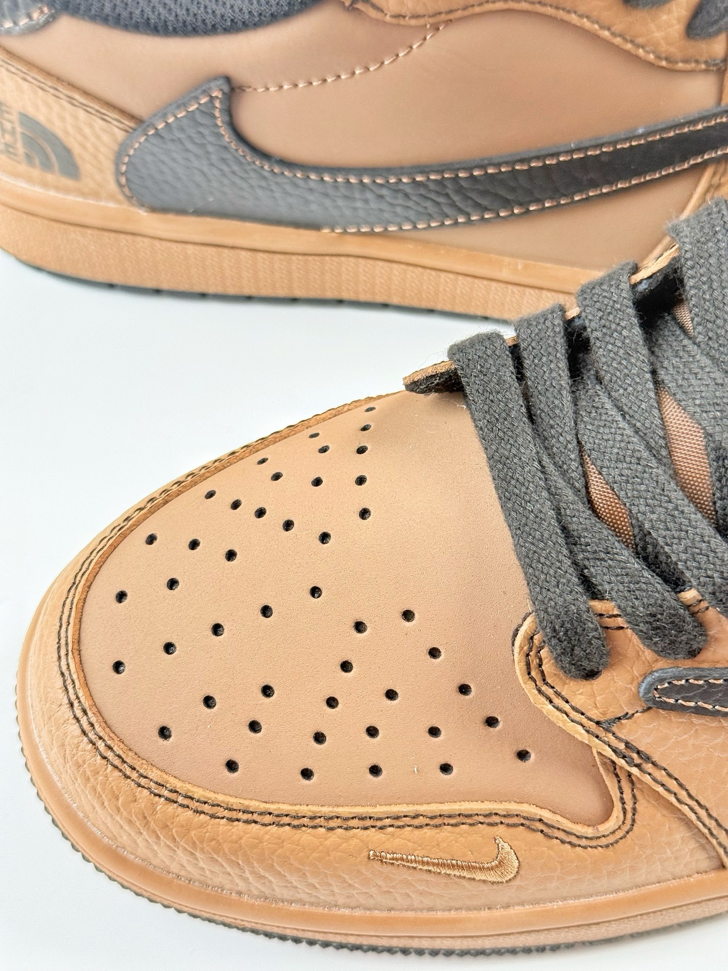 260 Travis Scott x Nike Air Jordan 1 Low x The North Face Air Jordan 1 Low 反转棕黑小钩倒钩 XZ5749-011