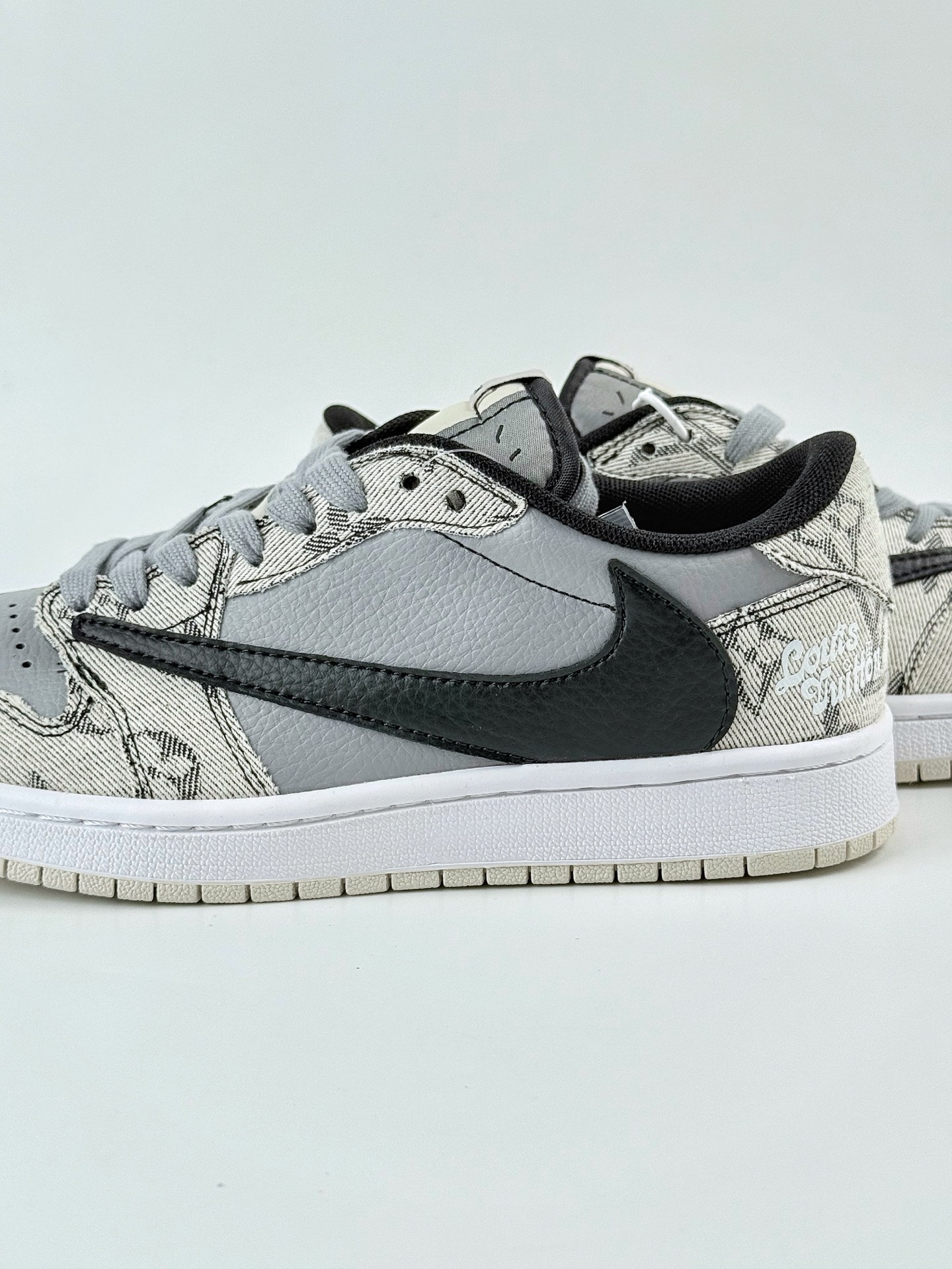 Travis Scott x Nike Air Jordan 1 Low x Louis Vuitton Air Jordan 1 Low 反转米灰黑小勾倒钩 XD0798-302