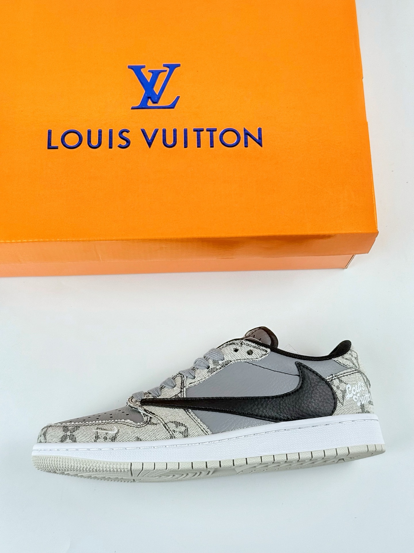 Travis Scott x Nike Air Jordan 1 Low x Louis Vuitton Air Jordan 1 Low 反转米灰黑小勾倒钩 XD0798-302