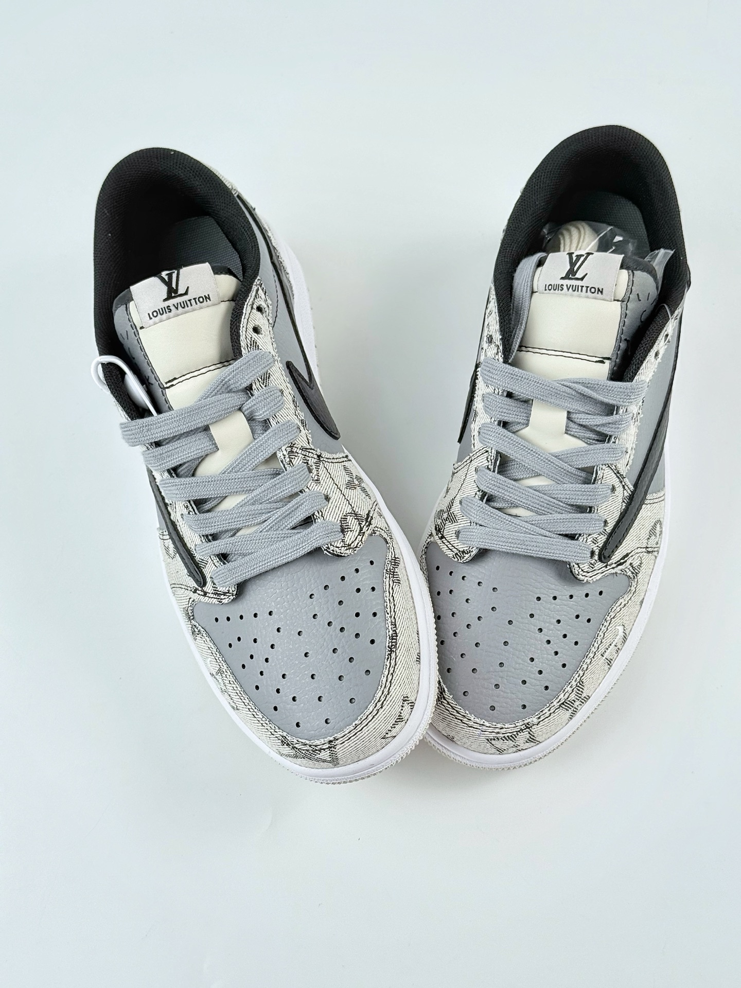 Travis Scott x Nike Air Jordan 1 Low x Louis Vuitton Air Jordan 1 Low 反转米灰黑小勾倒钩 XD0798-302