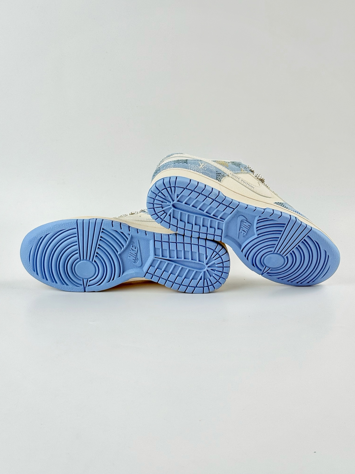280 Nike SB Dunk Low x Louis Vuitton 蓝白小勾 FC1688-231