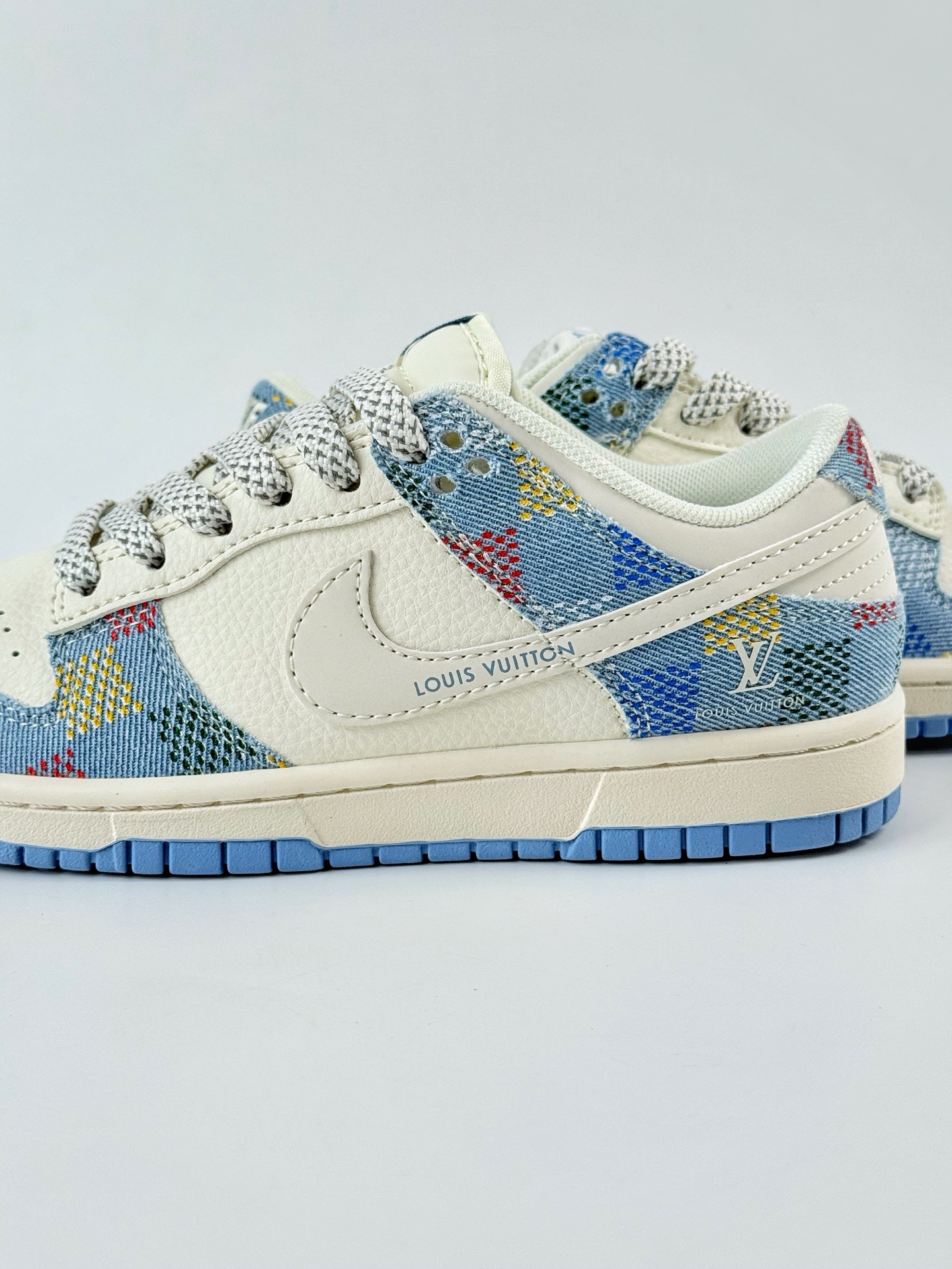 280 Nike SB Dunk Low x Louis Vuitton 蓝白小勾 FC1688-231