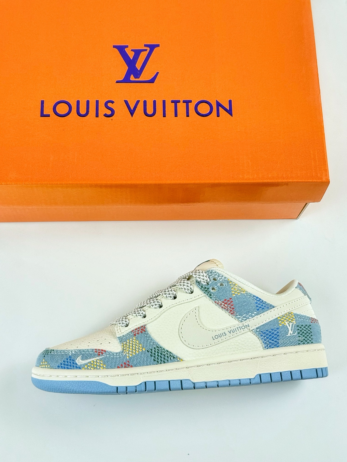 280 Nike SB Dunk Low x Louis Vuitton 蓝白小勾 FC1688-231
