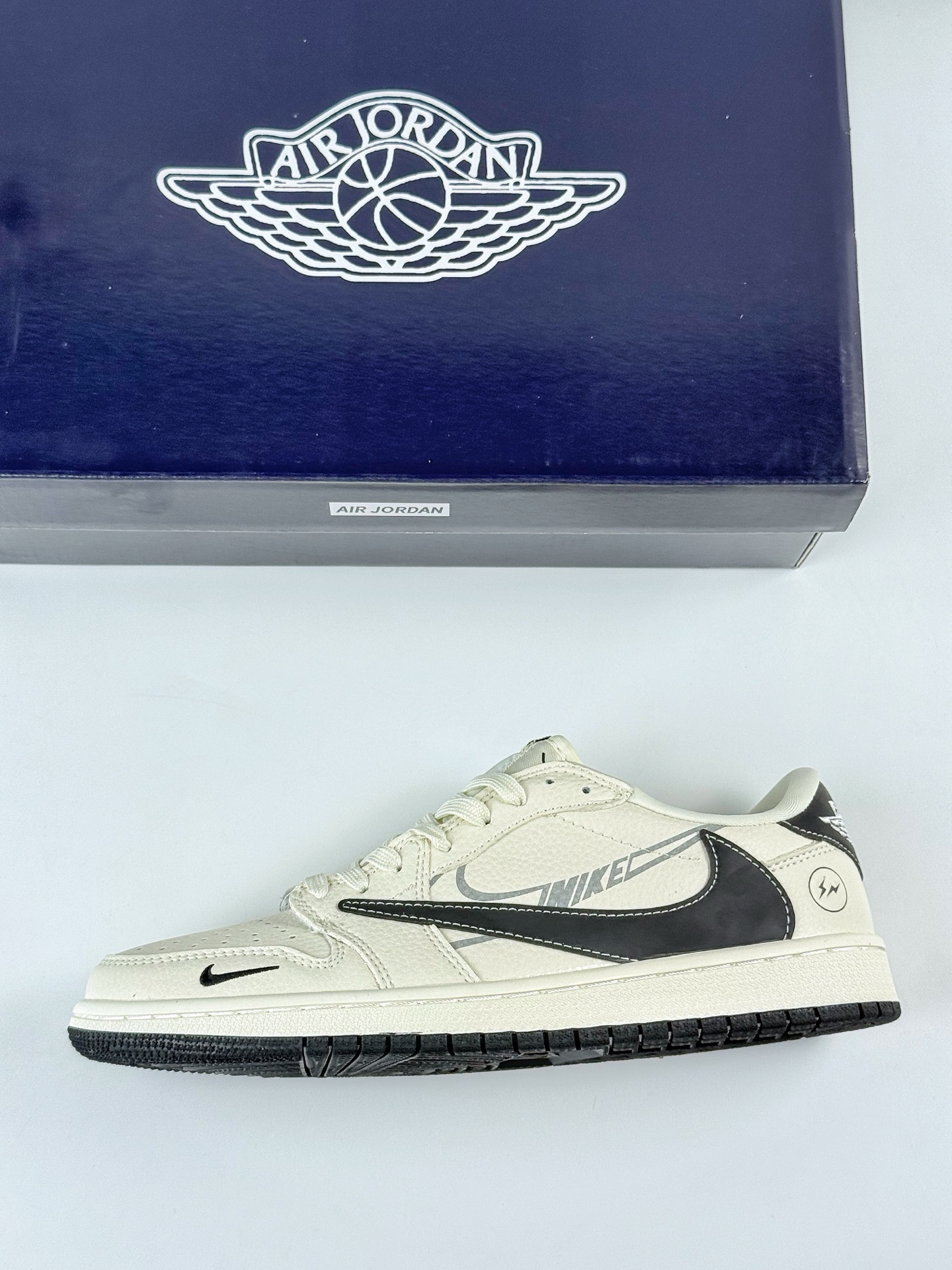 Travis Scott x Nike Air Jordan 1 Low x Louis Vuitton Air Jordan 1 Low 反转白黑小钩闪电倒钩 LD2025-029