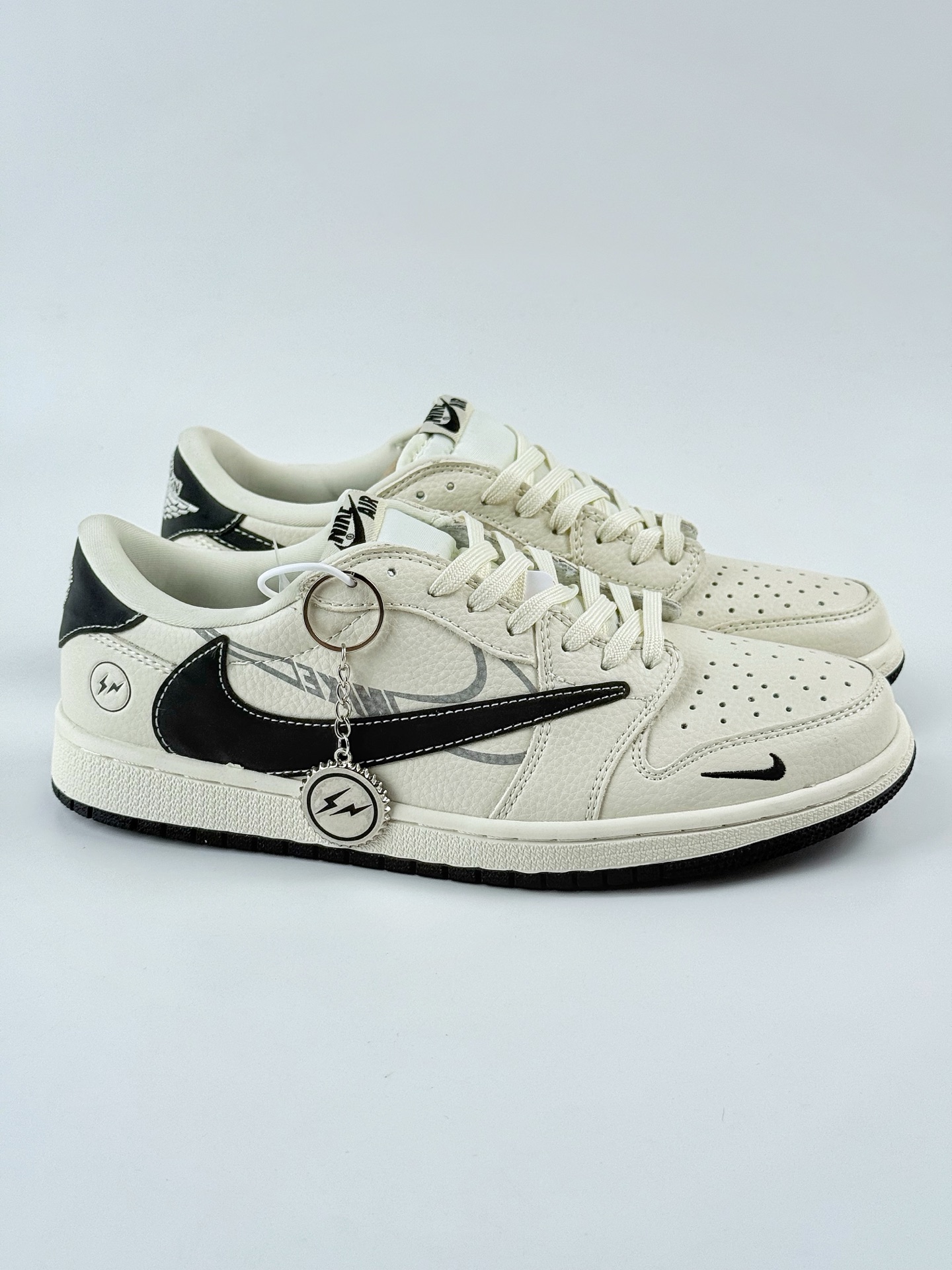 Travis Scott x Nike Air Jordan 1 Low x Louis Vuitton Air Jordan 1 Low 反转白黑小钩闪电倒钩 LD2025-029