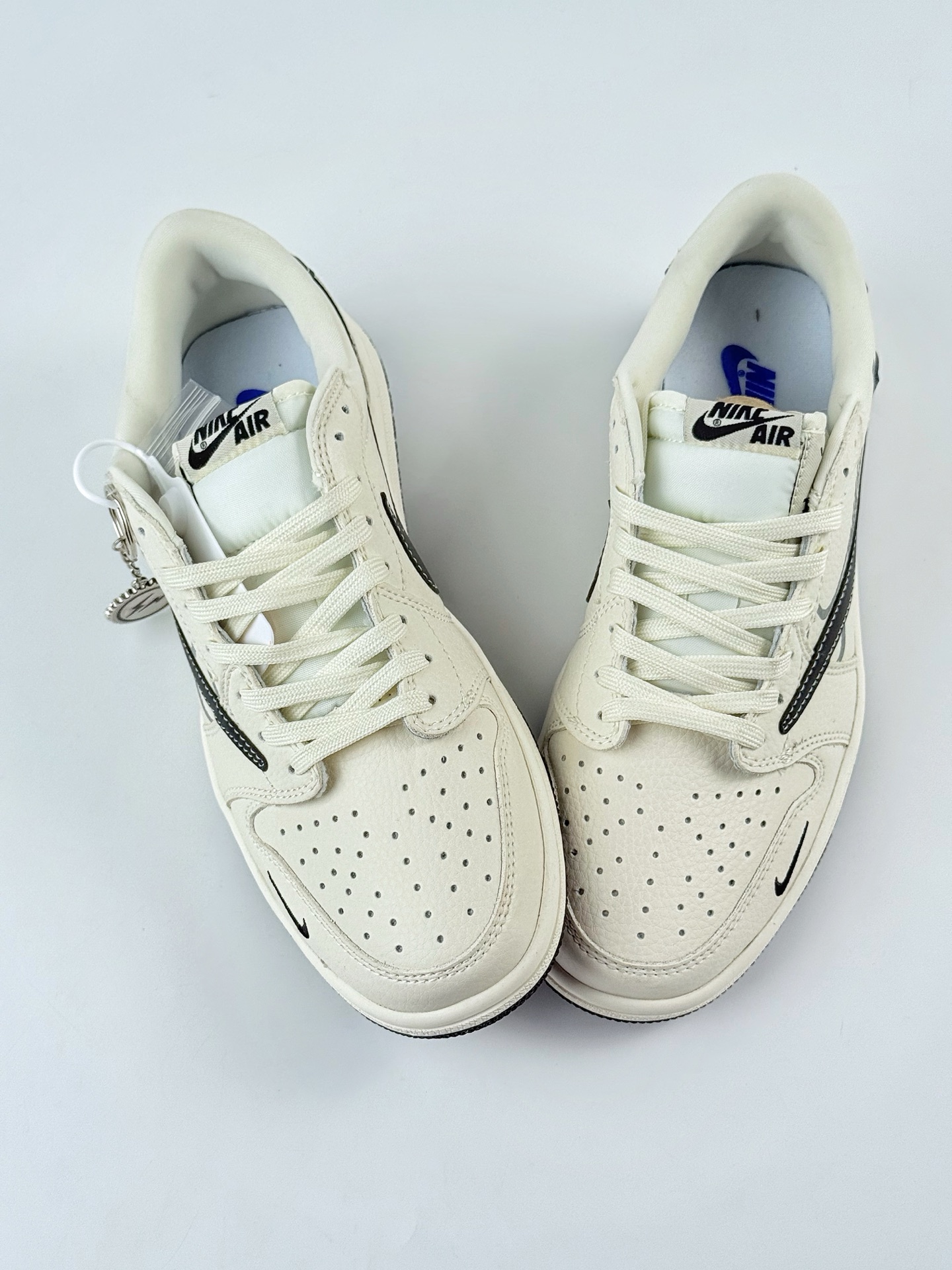 Travis Scott x Nike Air Jordan 1 Low x Louis Vuitton Air Jordan 1 Low 反转白黑小钩闪电倒钩 LD2025-029