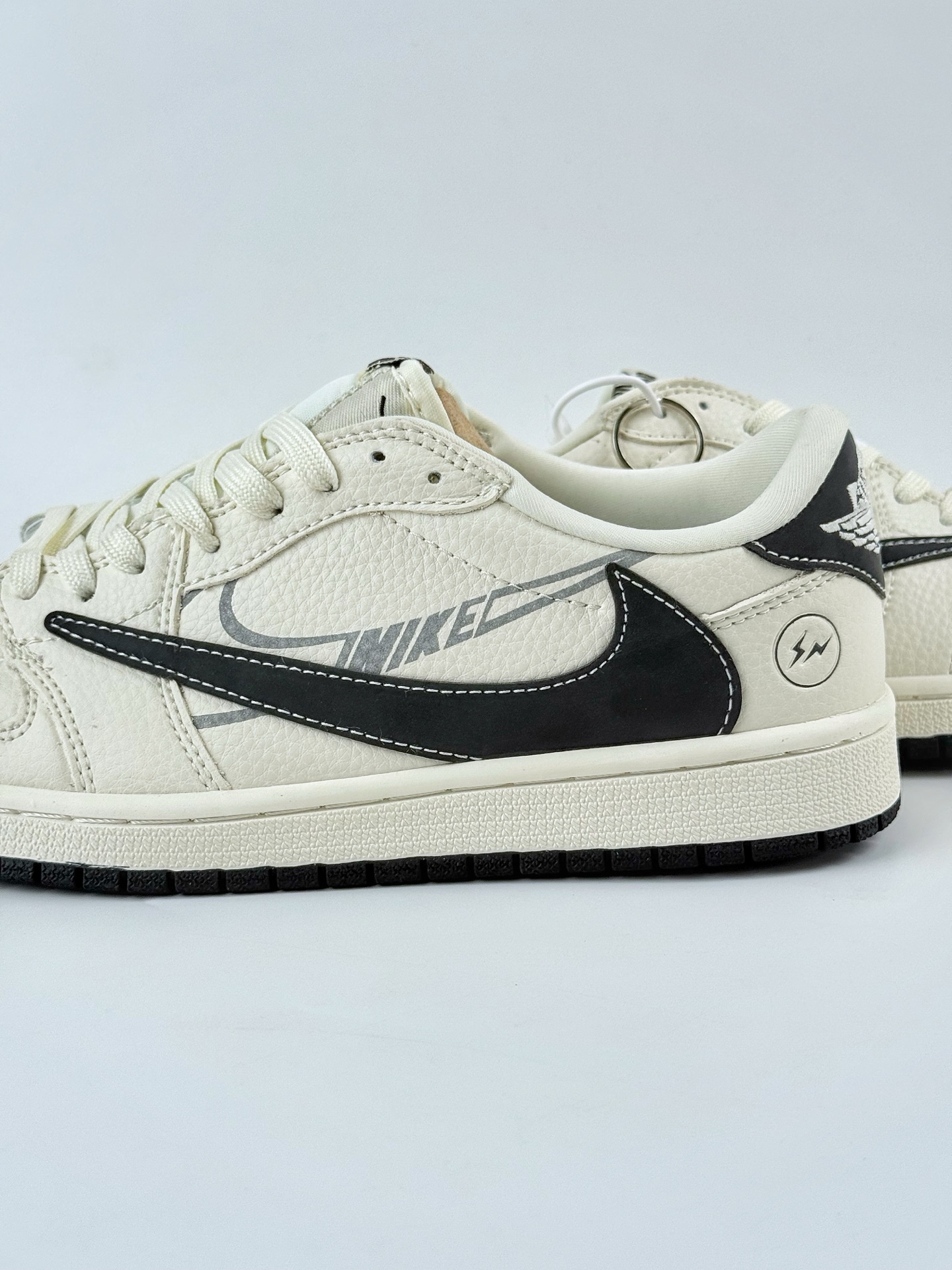 Travis Scott x Nike Air Jordan 1 Low x Louis Vuitton Air Jordan 1 Low 反转白黑小钩闪电倒钩 LD2025-029