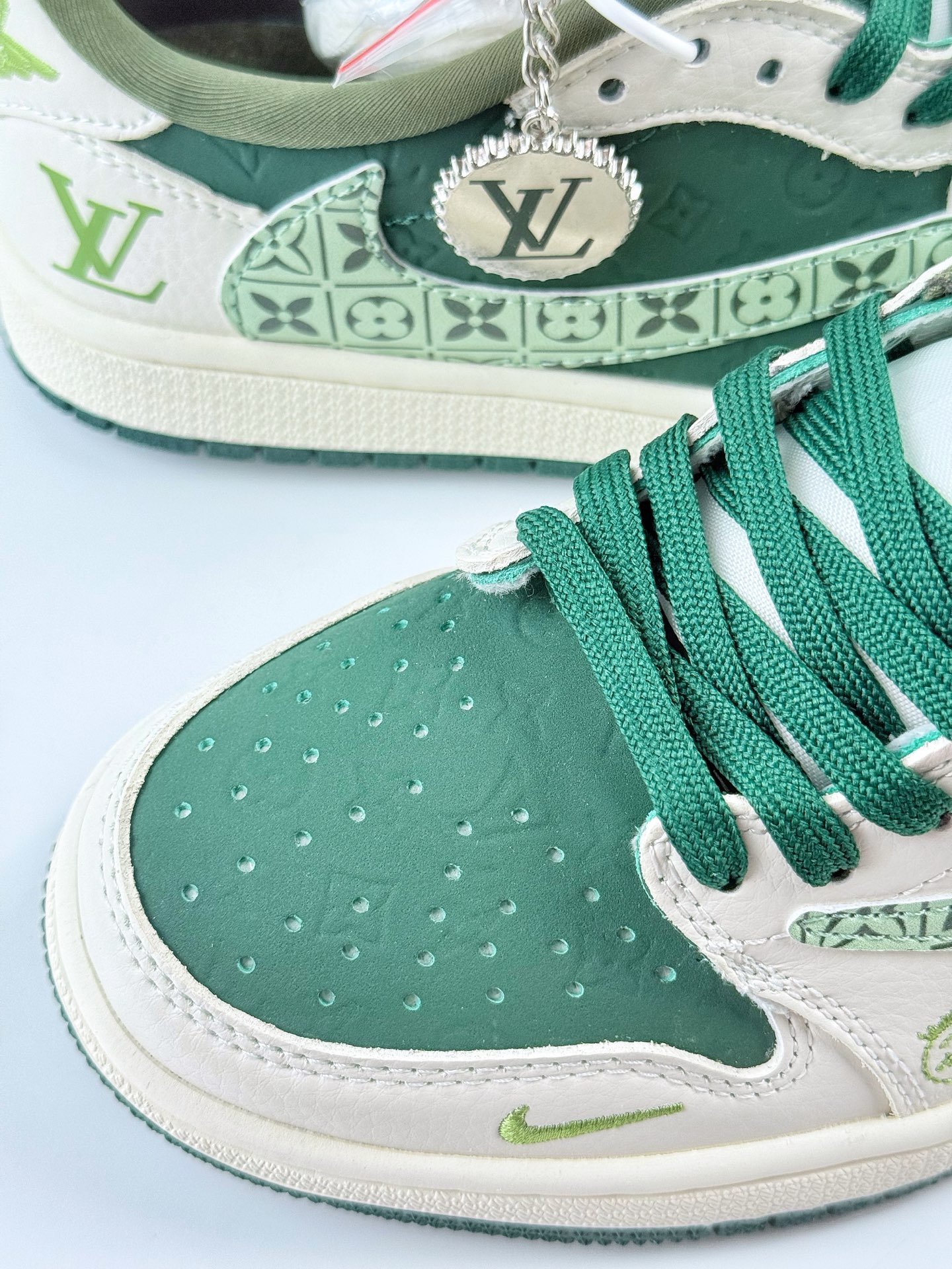 Travis Scott x Nike Air Jordan 1 Low x Louis Vuitton Air Jordan 1 Low 反转白绿小钩倒钩 LD2025-022