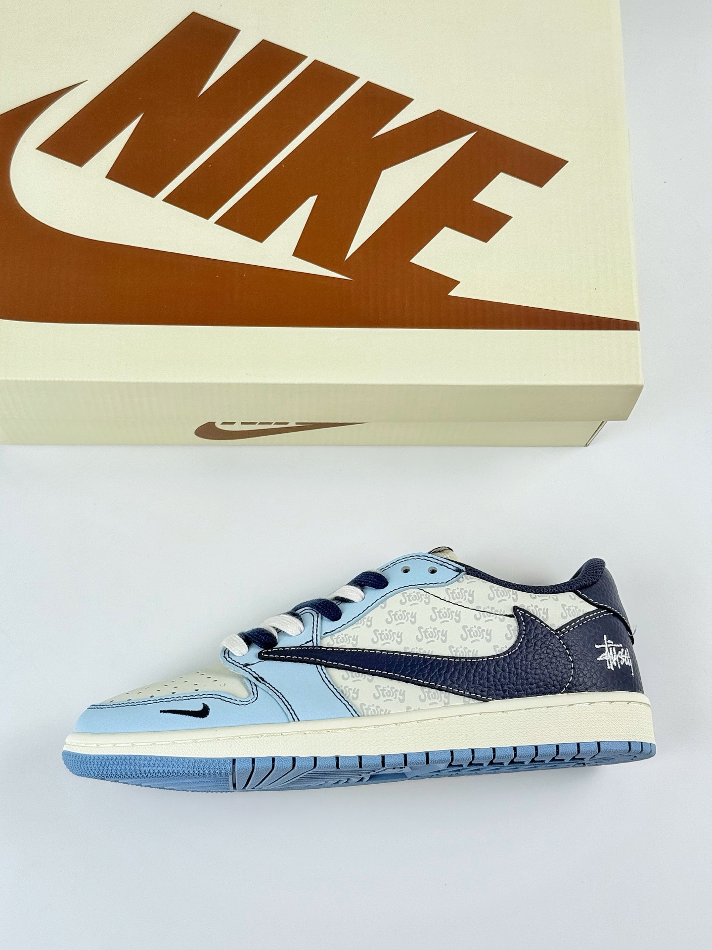 Travis Scott x Nike Air Jordan 1 Low x Stussy Air Jordan 1 Low 反转蓝白小勾倒钩 XZ5749-010
