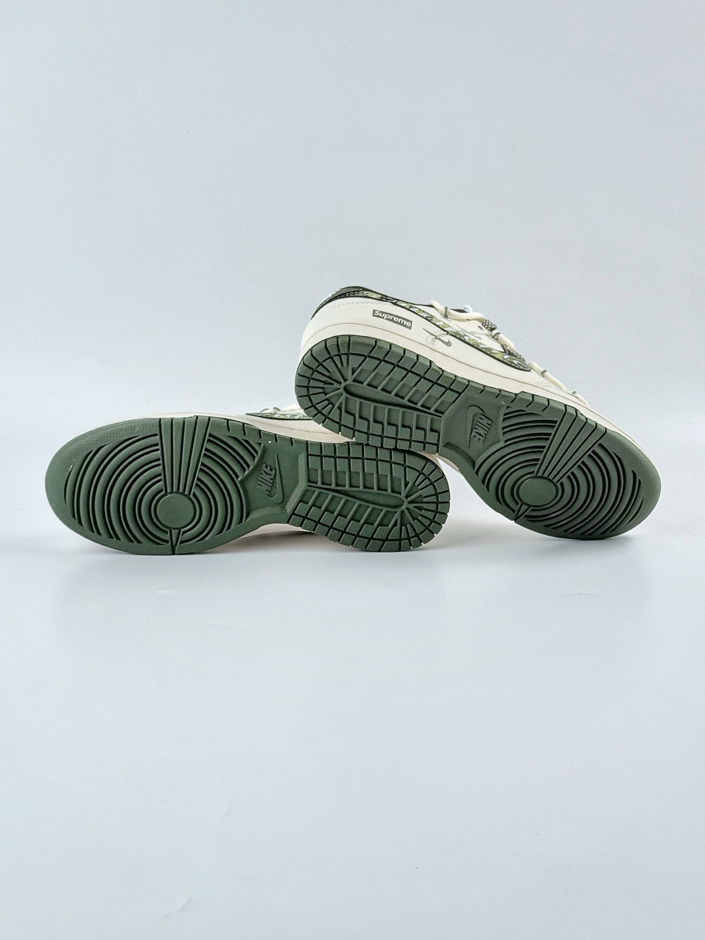 Nike SB Dunk Low x Supreme 白绿小勾满天星 DM6868-081