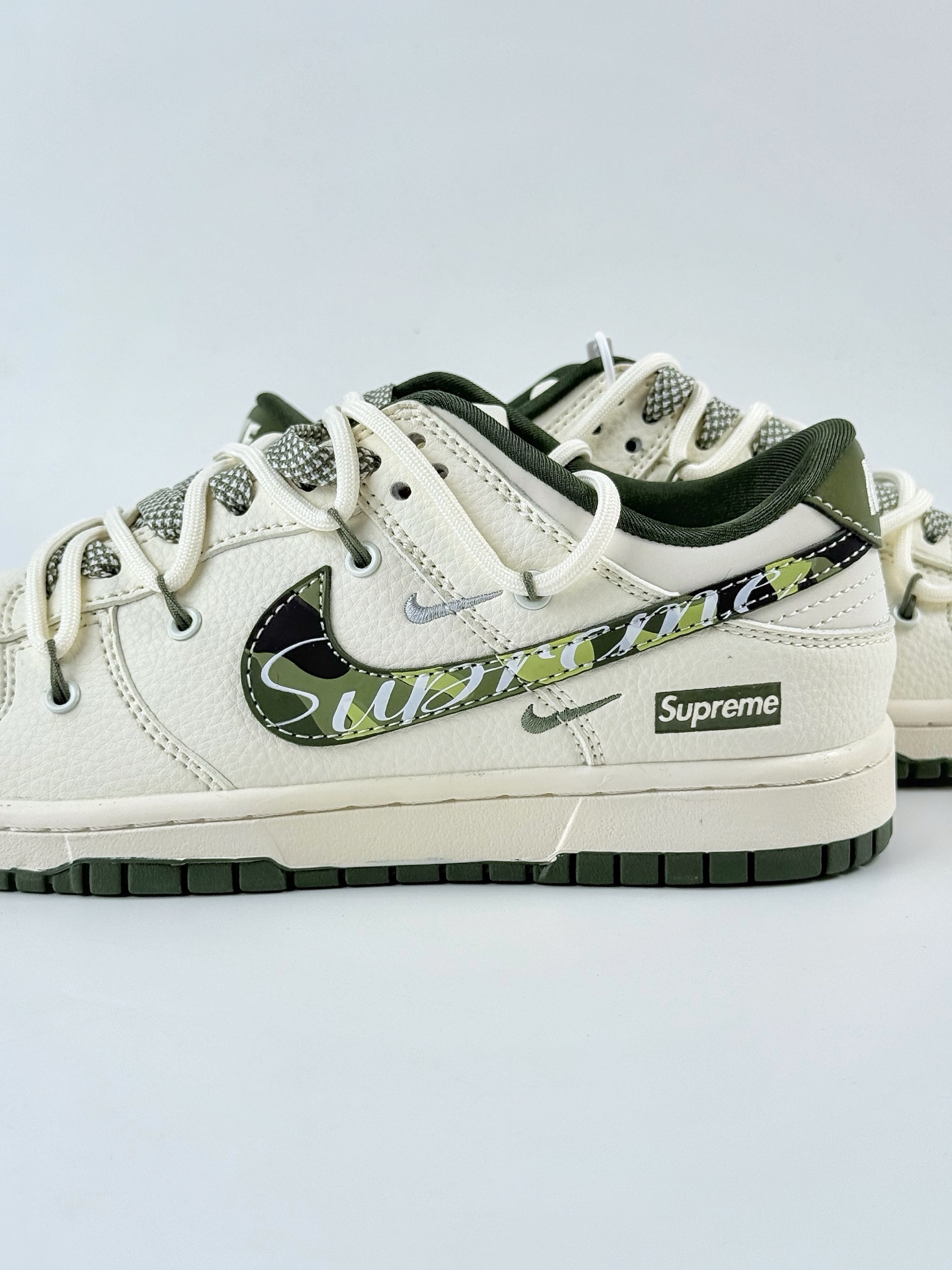 Nike SB Dunk Low x Supreme 白绿小勾满天星 DM6868-081