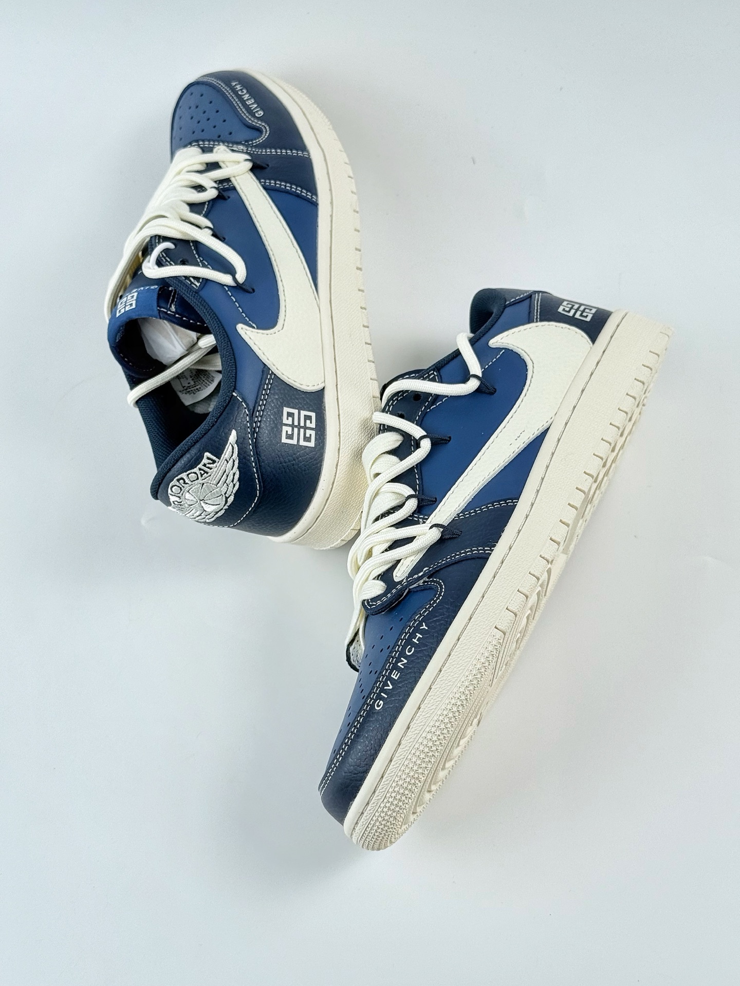 Travis Scott x Nike Air Jordan 1 Low x GIVENCHY Air Jordan 1 Low 反转深蓝米白倒钩 DM6868-105