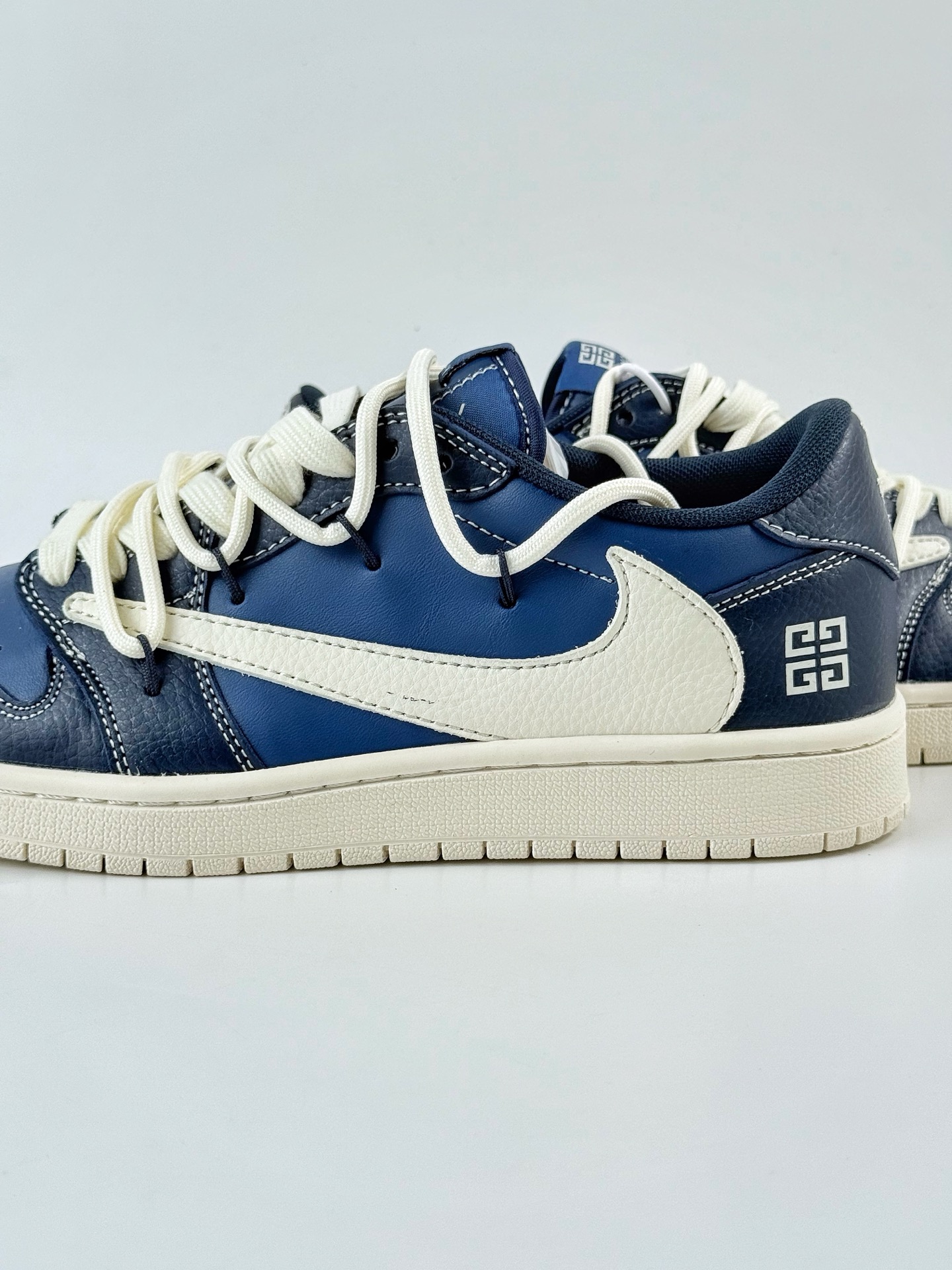 Travis Scott x Nike Air Jordan 1 Low x GIVENCHY Air Jordan 1 Low 反转深蓝米白倒钩 DM6868-105