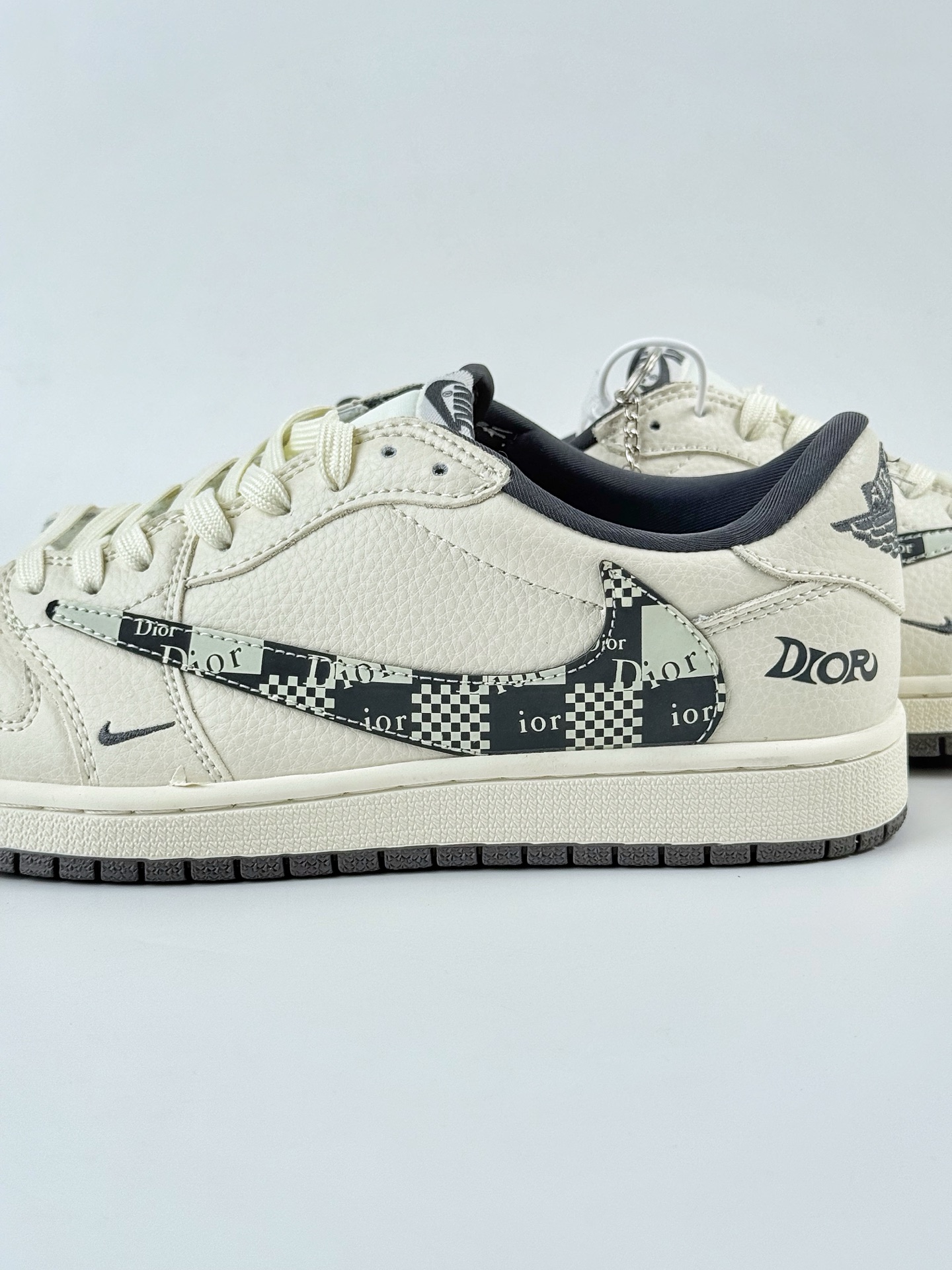 Travis Scott x Nike Air Jordan 1 Low x DIOR Air Jordan 1 Low 反转白黑小勾倒钩 LD2025-021