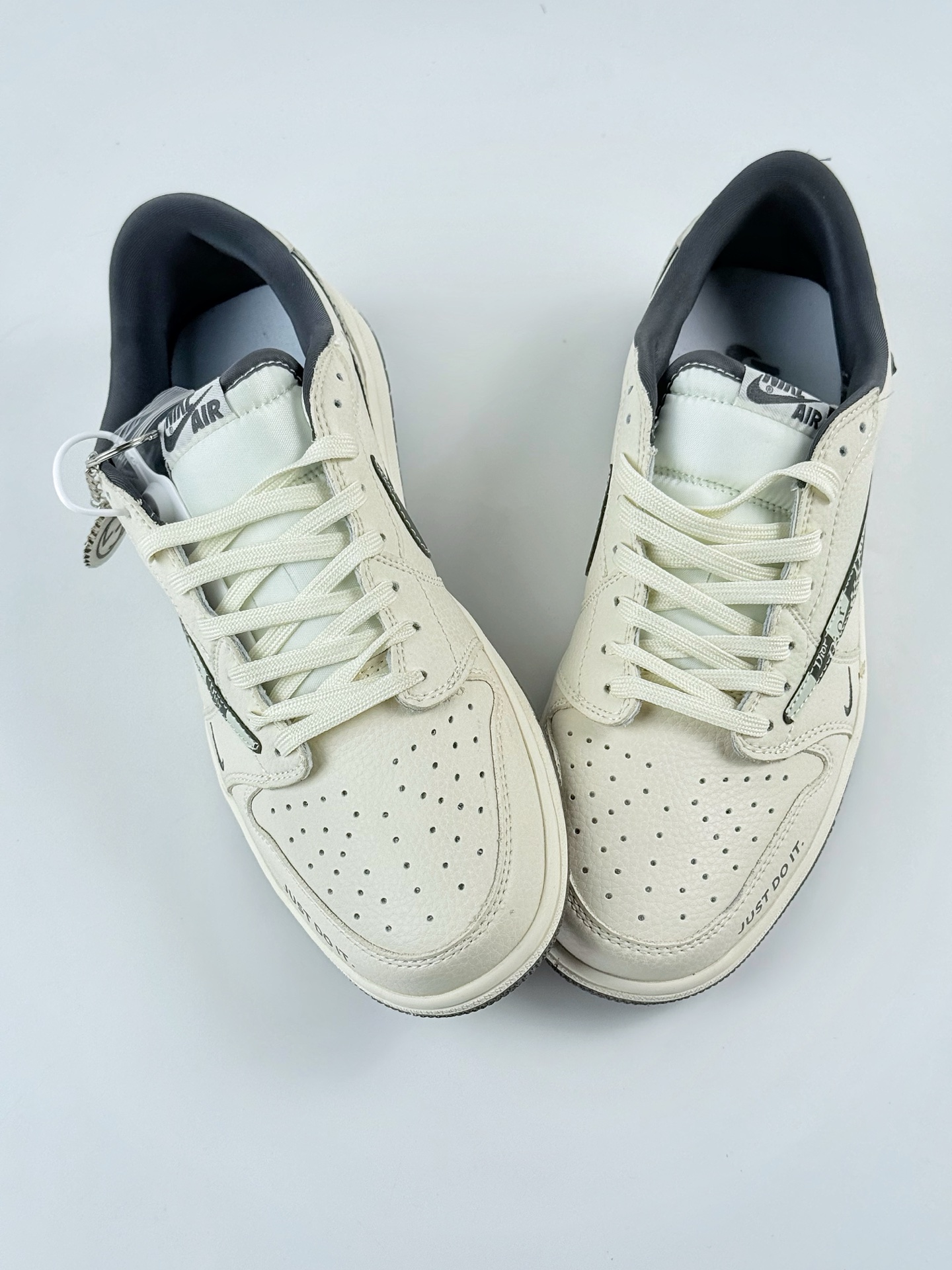 Travis Scott x Nike Air Jordan 1 Low x DIOR Air Jordan 1 Low 反转白黑小勾倒钩 LD2025-021