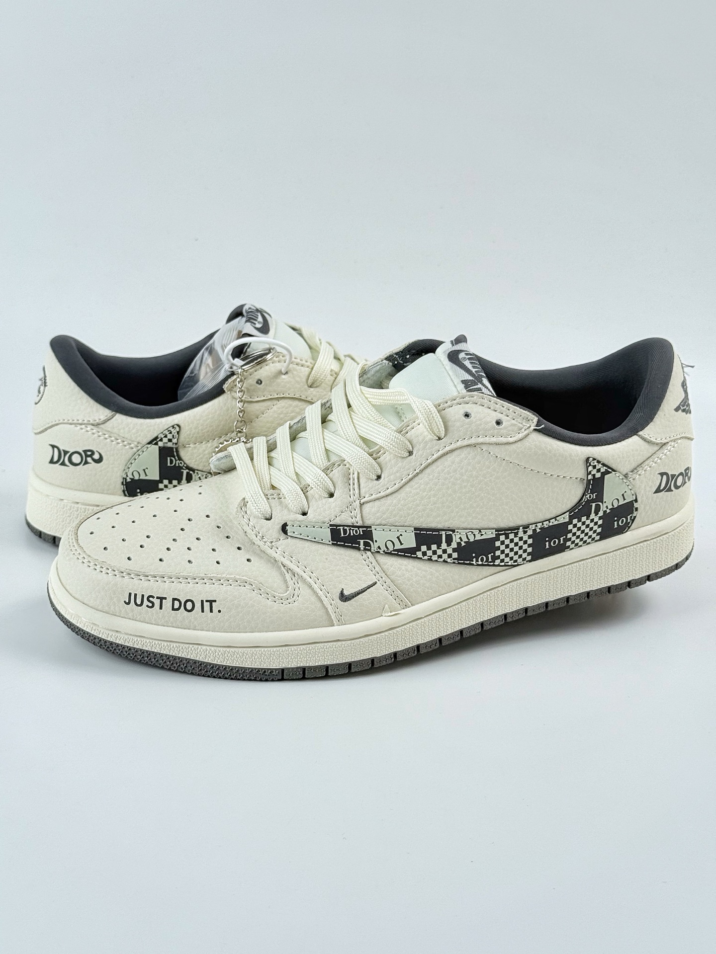 Travis Scott x Nike Air Jordan 1 Low x DIOR Air Jordan 1 Low 反转白黑小勾倒钩 LD2025-021