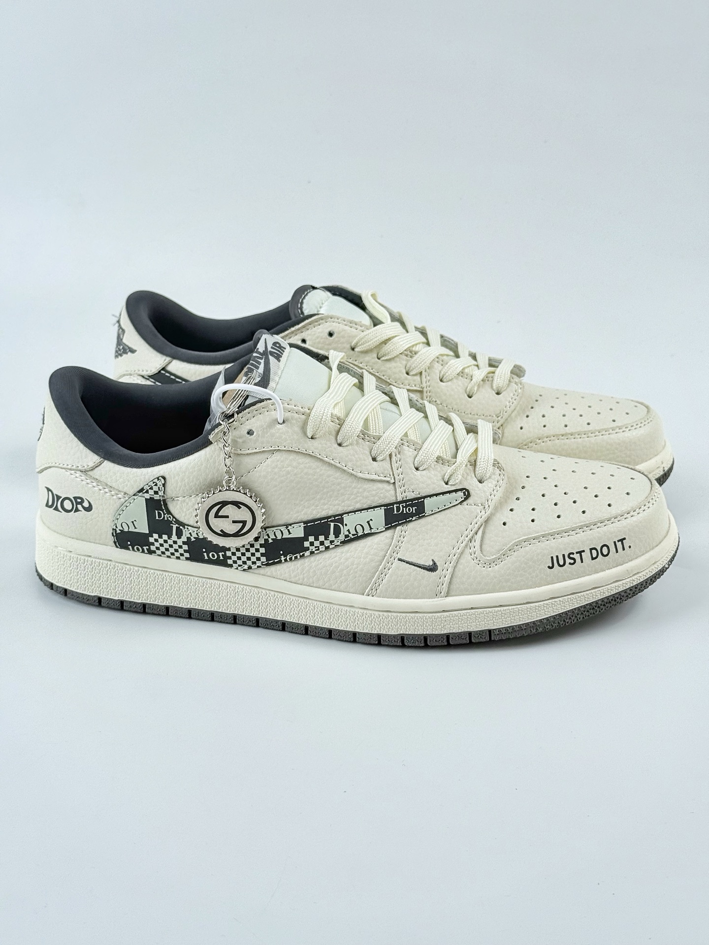 Travis Scott x Nike Air Jordan 1 Low x DIOR Air Jordan 1 Low 反转白黑小勾倒钩 LD2025-021