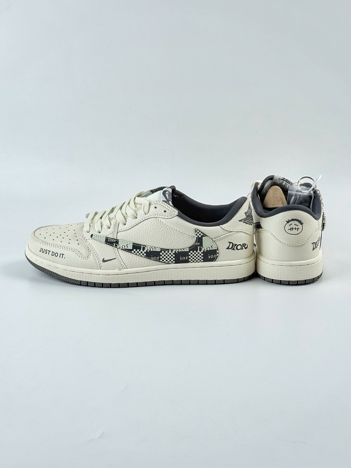 Travis Scott x Nike Air Jordan 1 Low x DIOR Air Jordan 1 Low 反转白黑小勾倒钩 LD2025-021