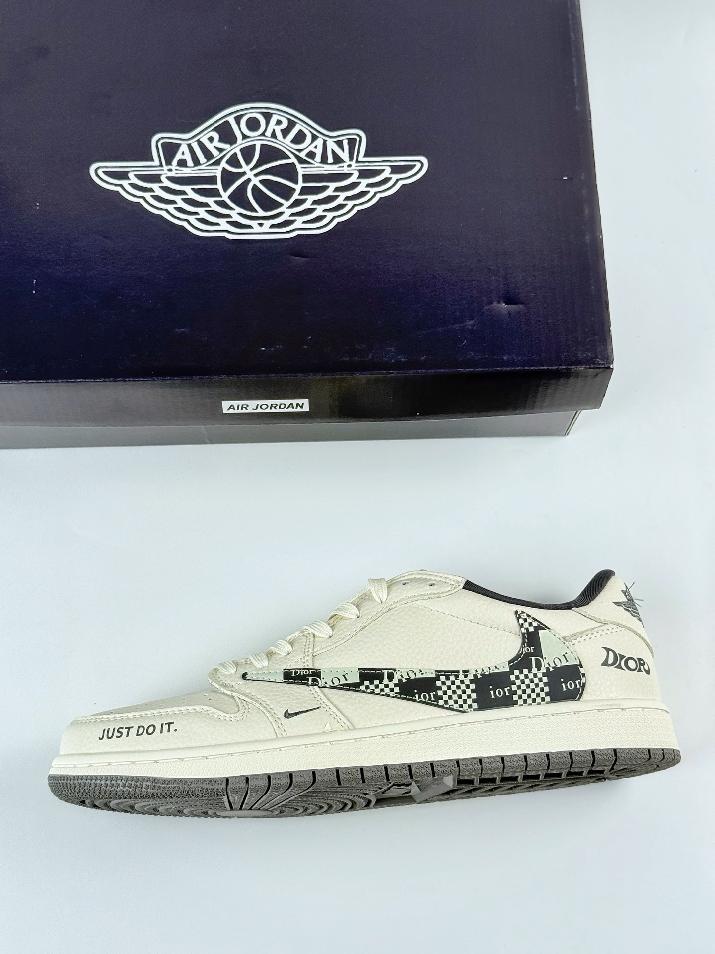 Travis Scott x Nike Air Jordan 1 Low x DIOR Air Jordan 1 Low 反转白黑小勾倒钩 LD2025-021