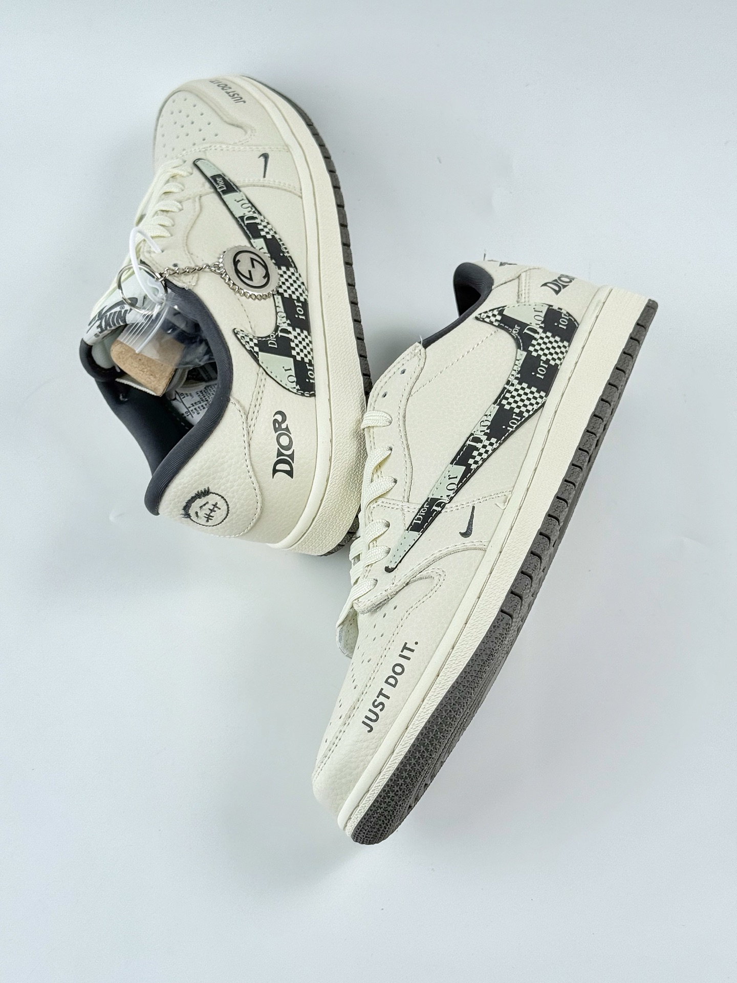 Travis Scott x Nike Air Jordan 1 Low x DIOR Air Jordan 1 Low 反转白黑小勾倒钩 LD2025-021