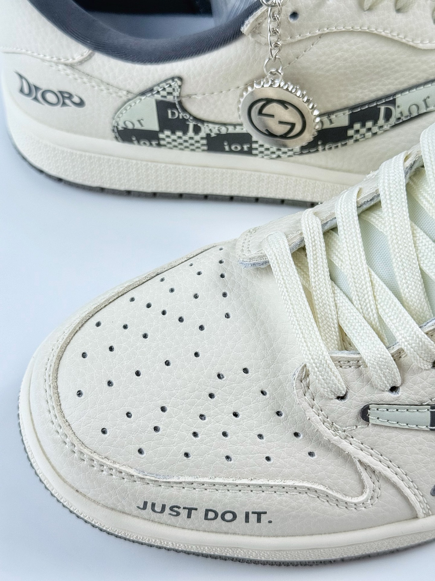 Travis Scott x Nike Air Jordan 1 Low x DIOR Air Jordan 1 Low 反转白黑小勾倒钩 LD2025-021