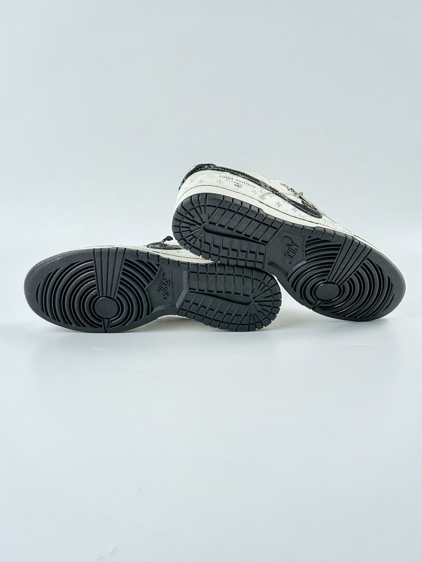 Nike SB Dunk Low x Louis Vuitton 白黑 SC9772-804