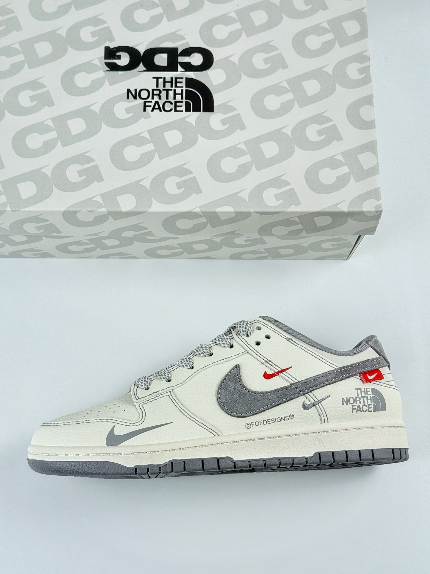 300 Nike SB Dunk Low x The North Face 白灰三小勾满天星 YX5066-340