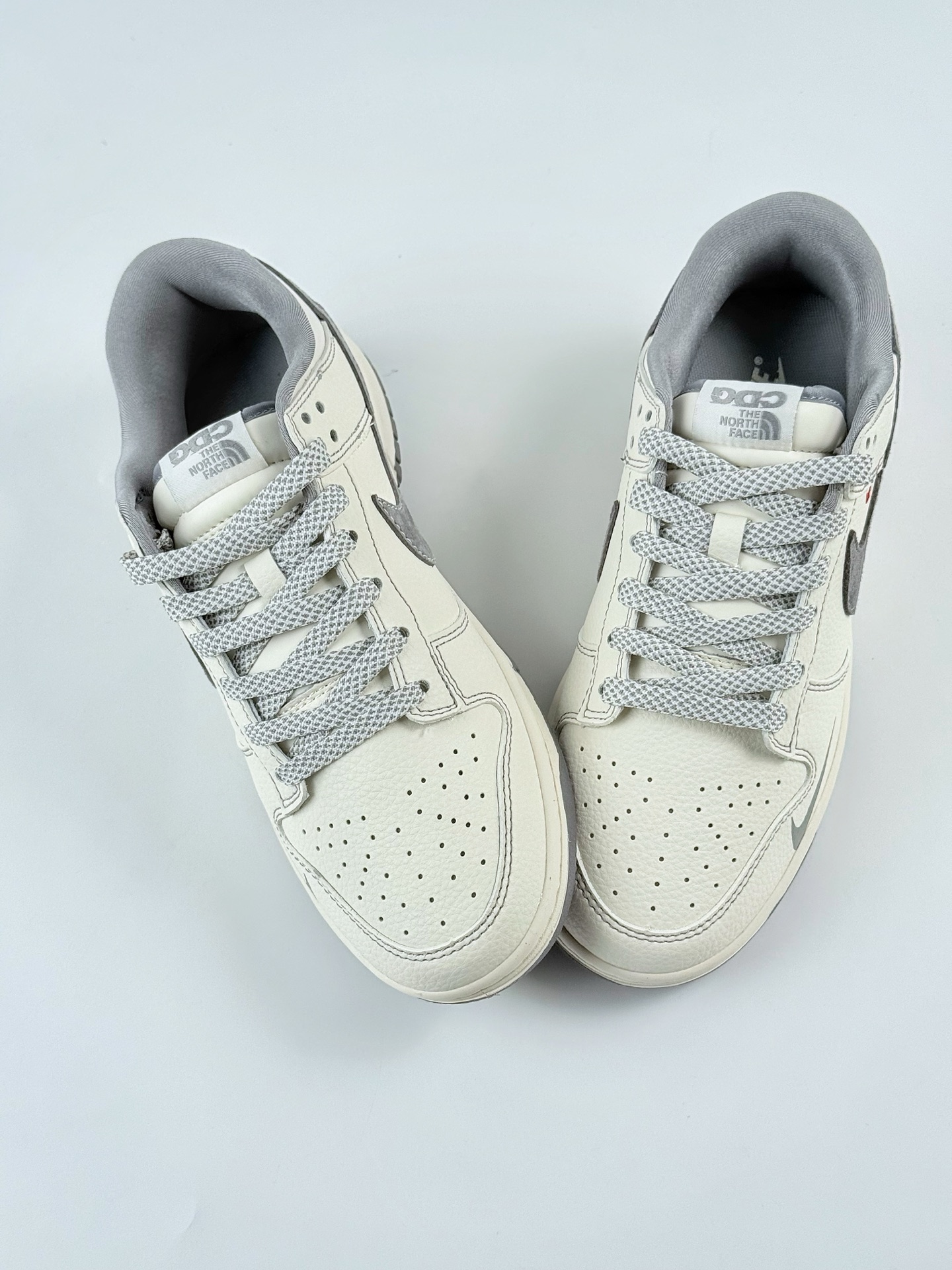 300 Nike SB Dunk Low x The North Face 白灰三小勾满天星 YX5066-340