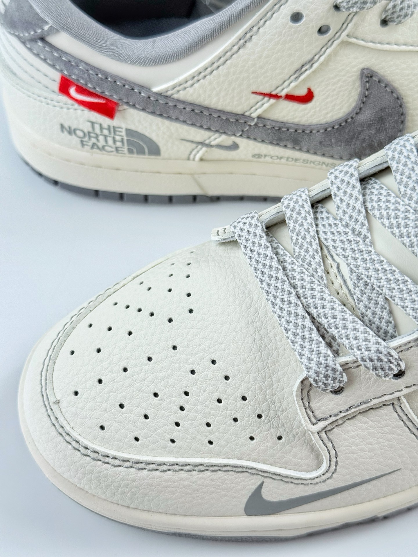 300 Nike SB Dunk Low x The North Face 白灰三小勾满天星 YX5066-340